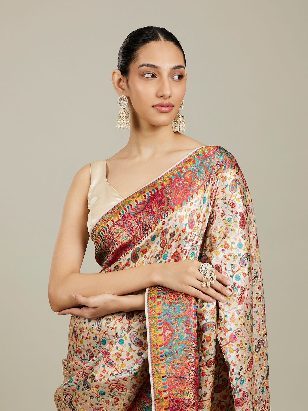 Mohey Women Cream White Floral Jaal Patterned Saree with Paisley Motifs