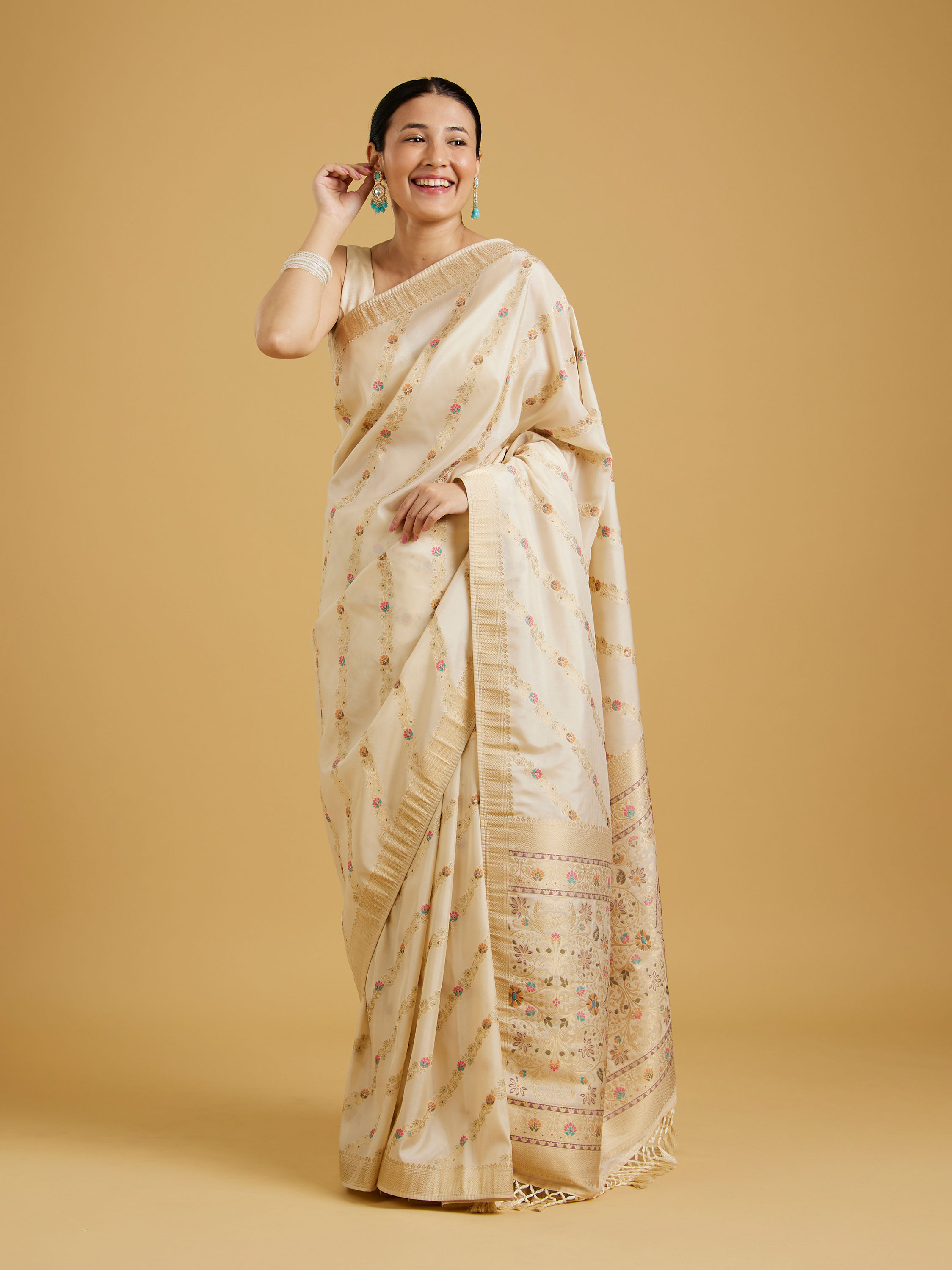 Mohey Women Cream Radiant Elegance Saree