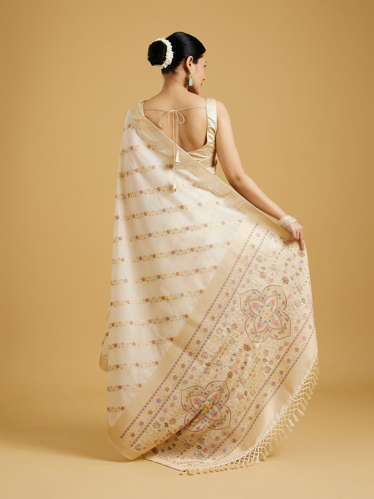 Mohey Women Cream Radiant Elegance Saree image number 4