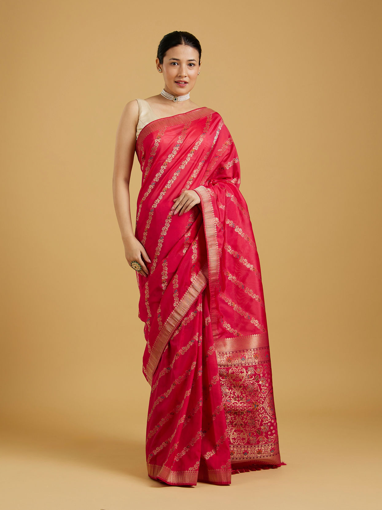 Mohey Women Ravishing Rani Colored Saree