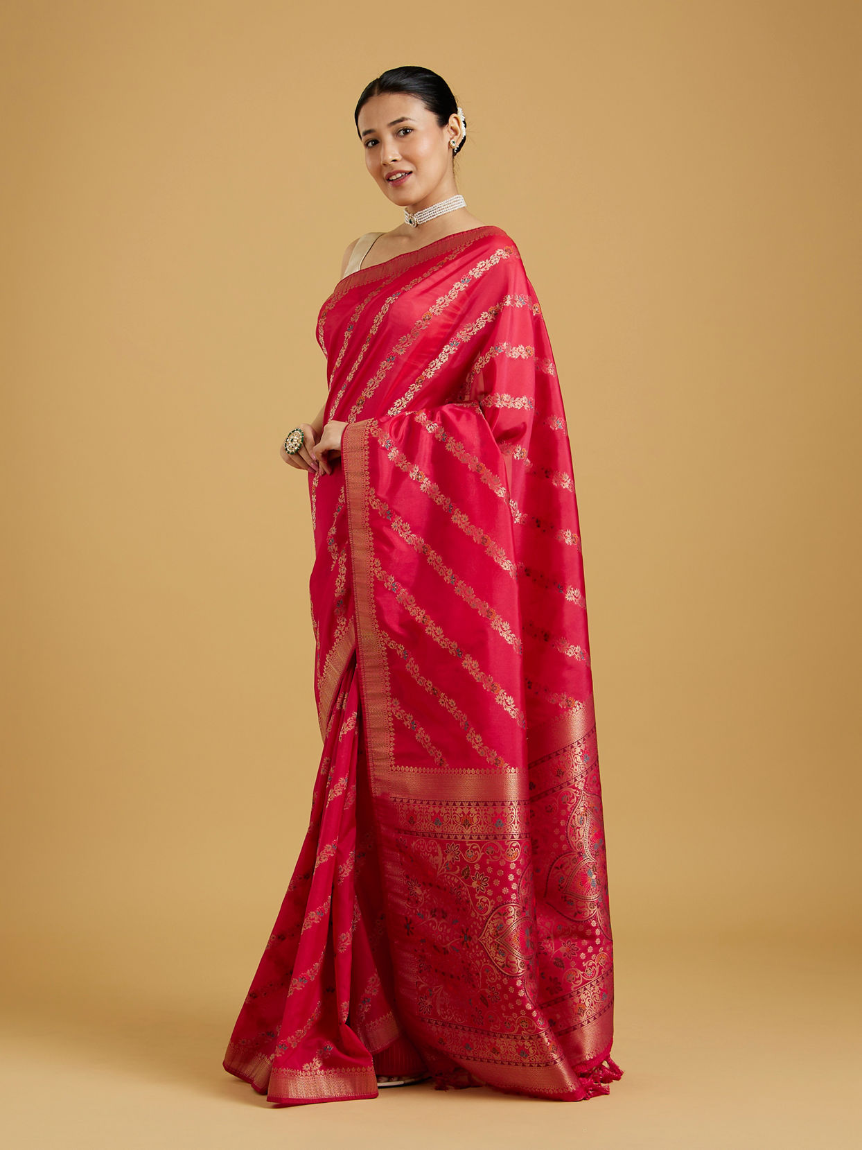 Mohey Women Ravishing Rani Colored Saree