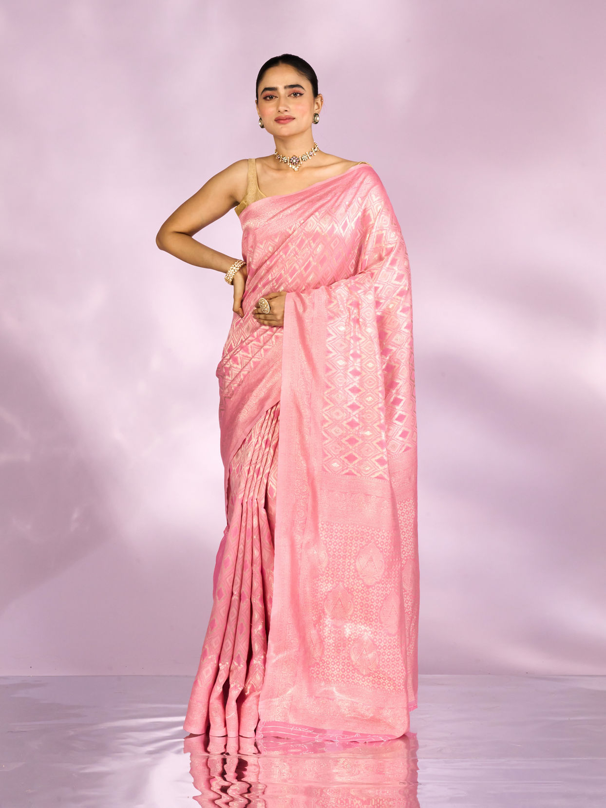 Mohey Women Elegant Pink Saree