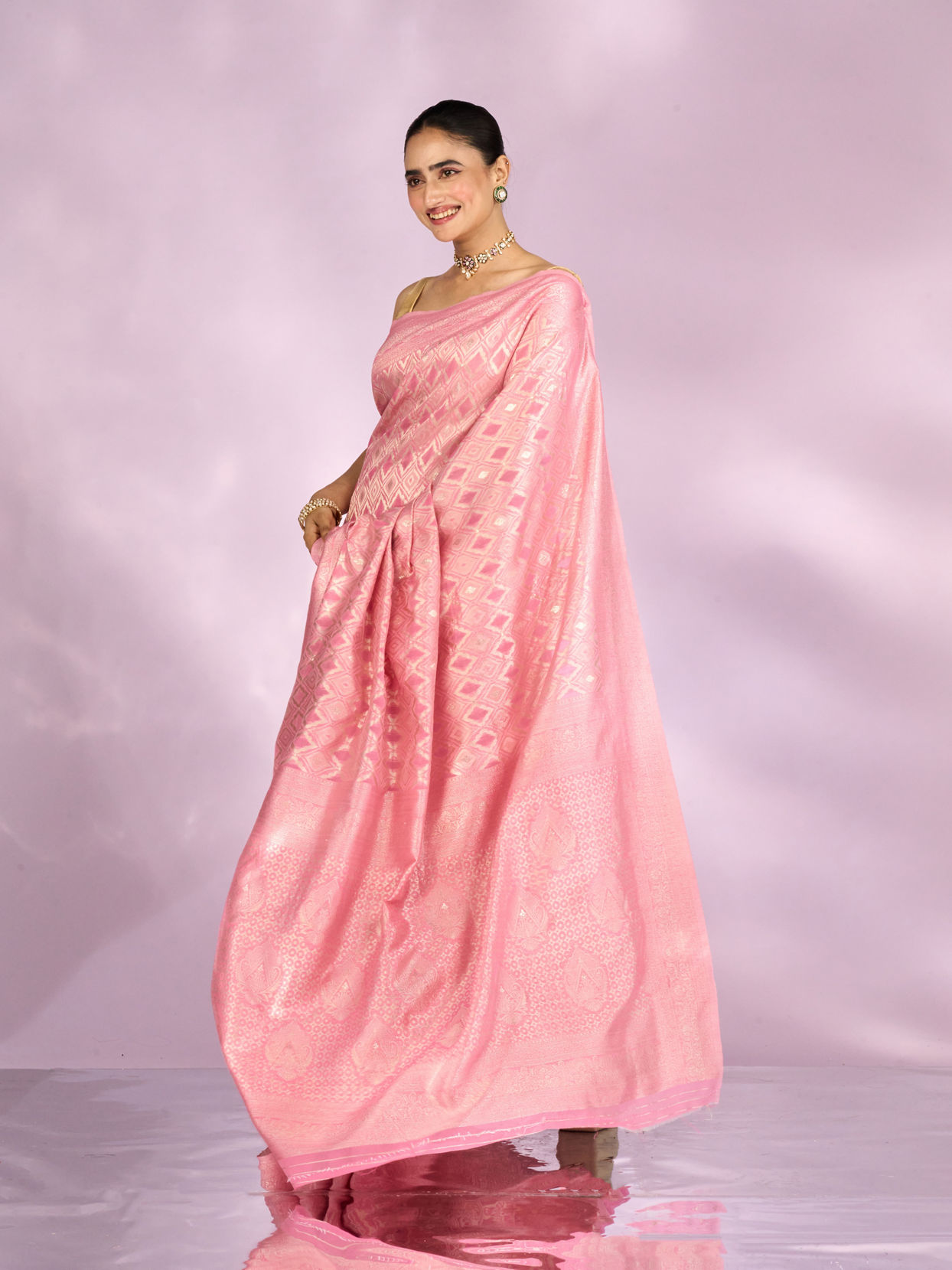 Mohey Women Elegant Pink Saree