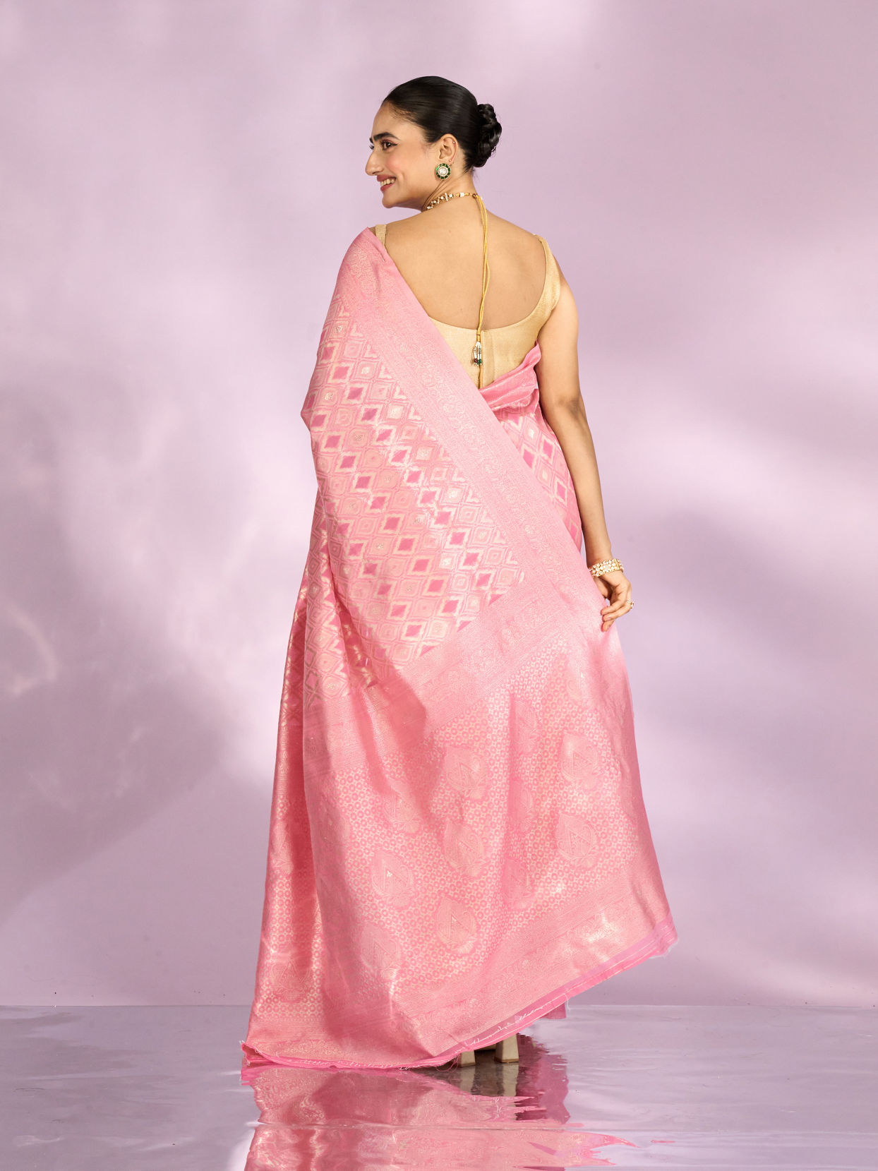 Mohey Women Elegant Pink Saree