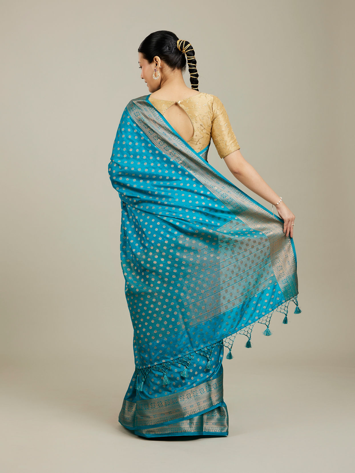 Mohey Women Teal Blue Buta Patterned Saree with Intricate Borders