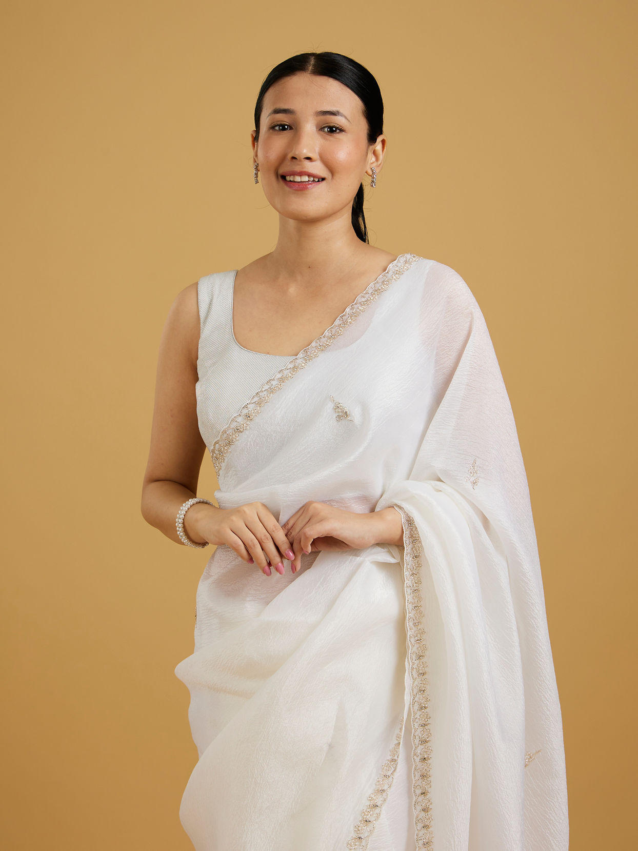 Mohey Women Graceful Cream Crepe Saree