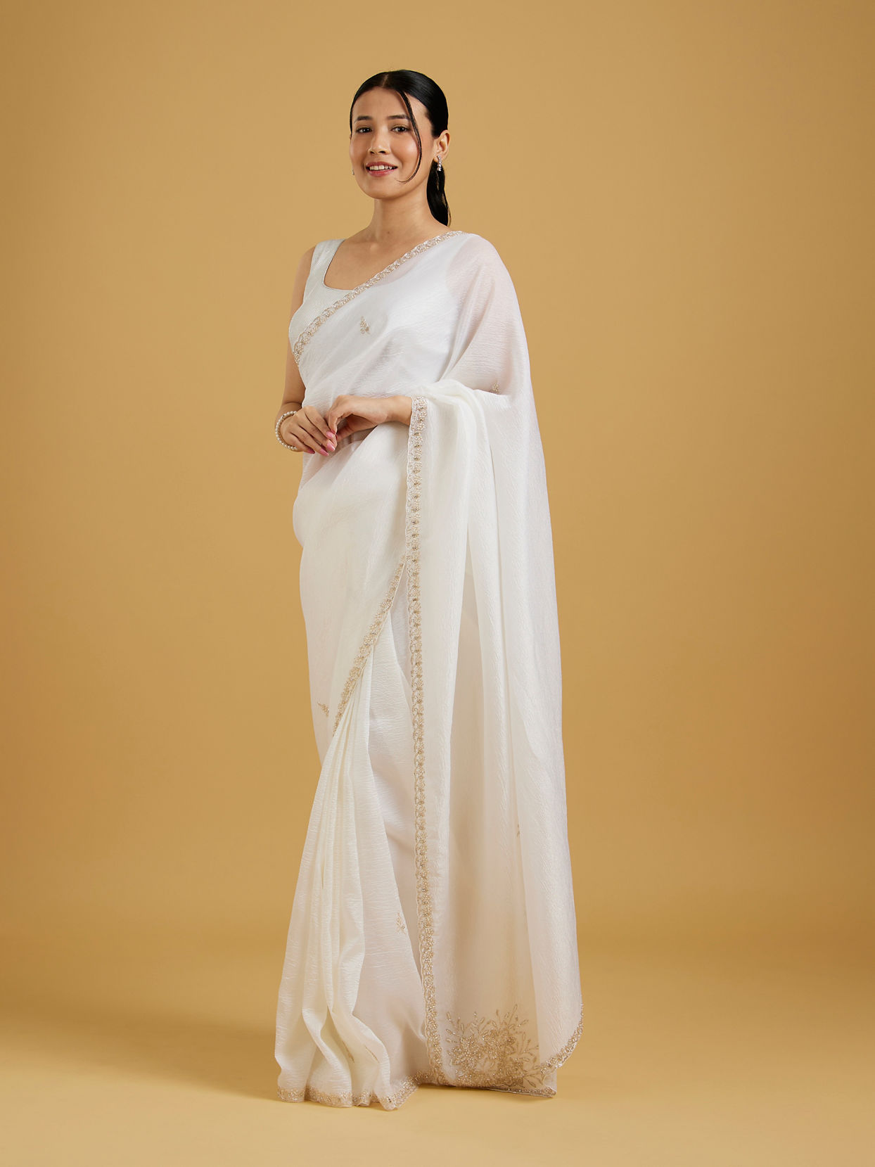 Mohey Women Graceful Cream Crepe Saree