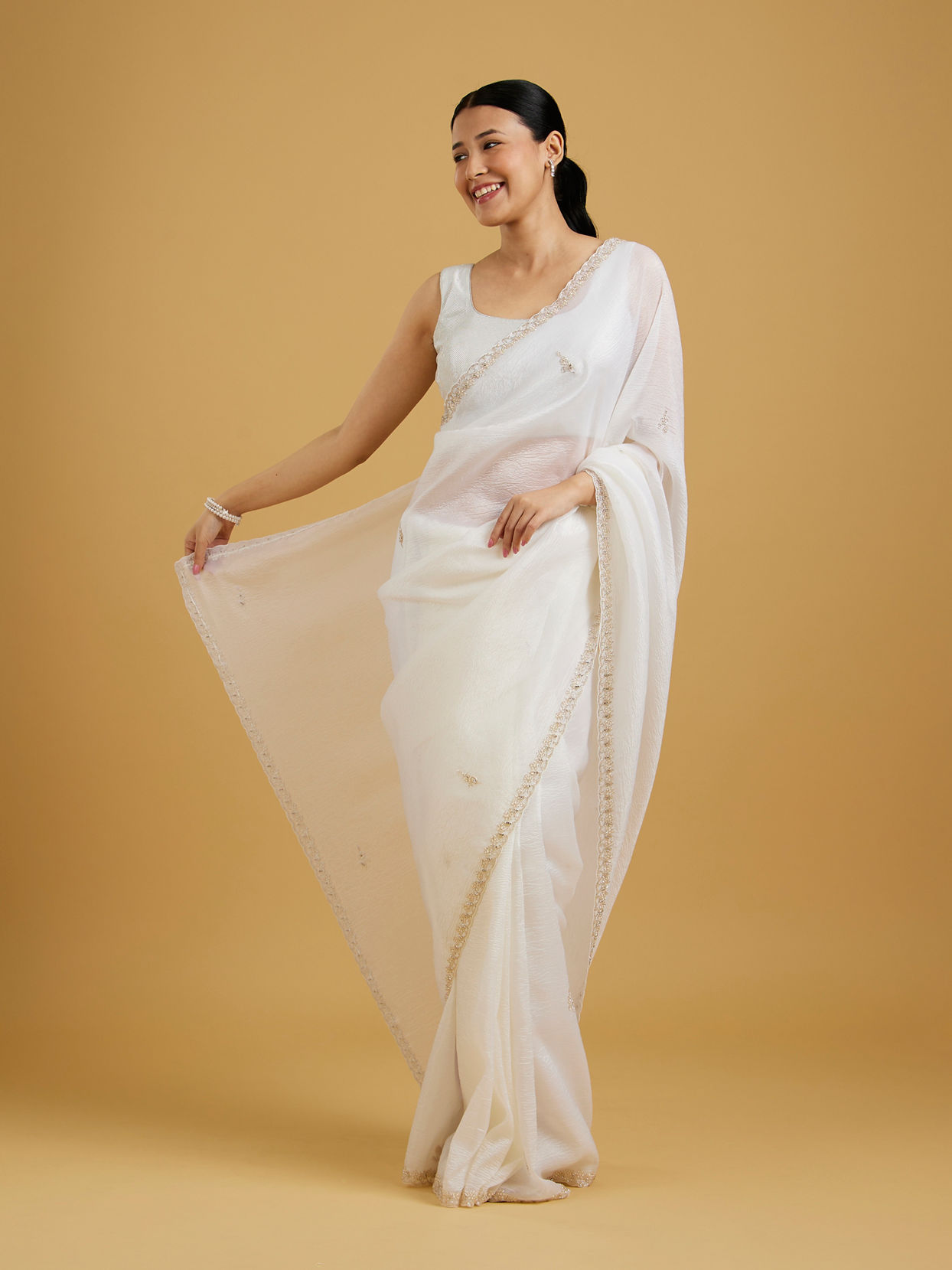 Mohey Women Graceful Cream Crepe Saree