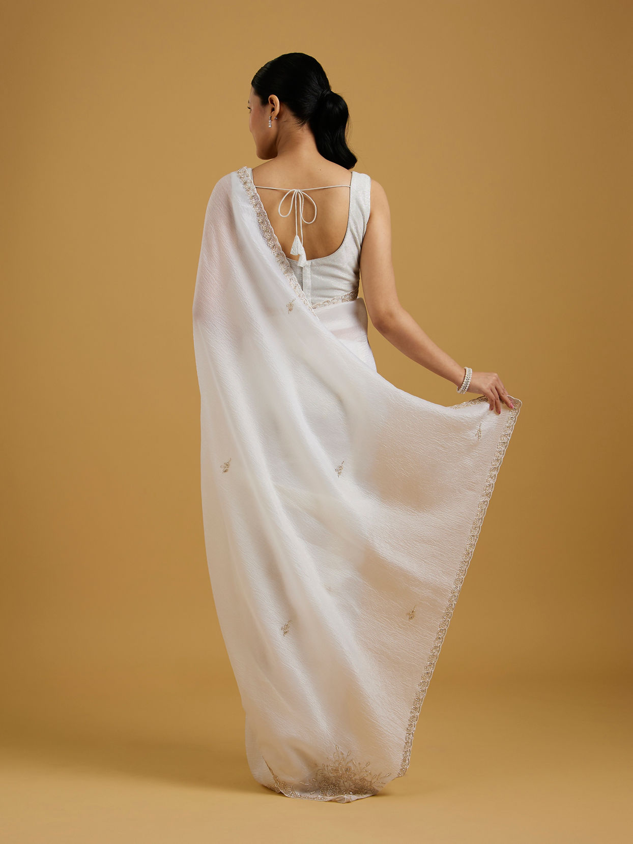 Mohey Women Graceful Cream Crepe Saree