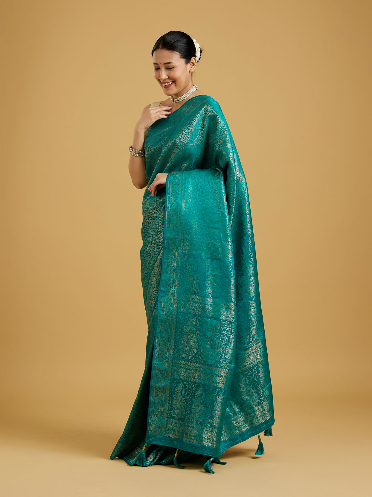 Mohey Women Majestic Rama Green Elegance Saree