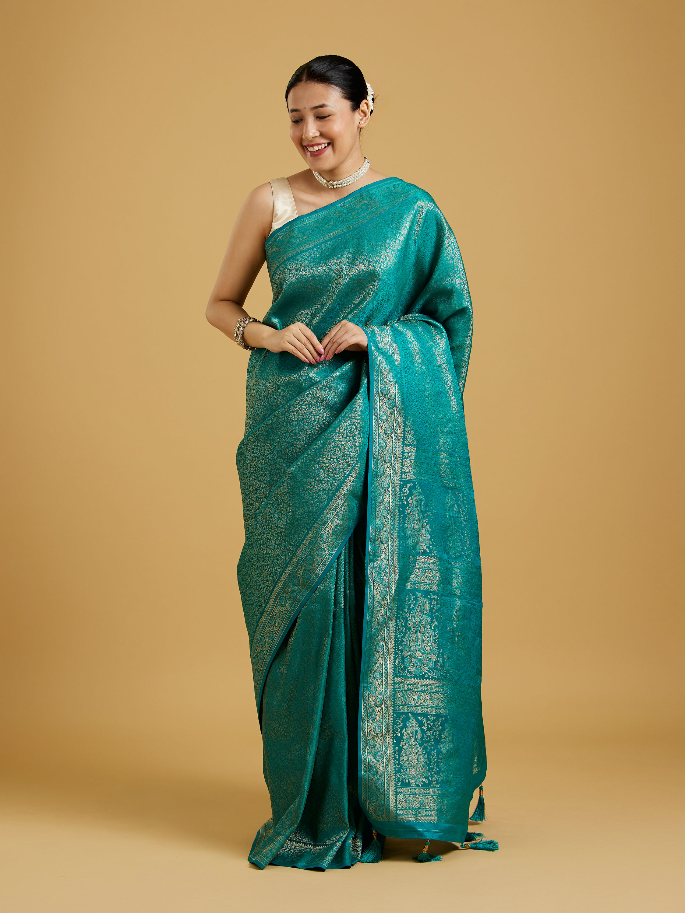 Mohey Women Majestic Rama Green Elegance Saree