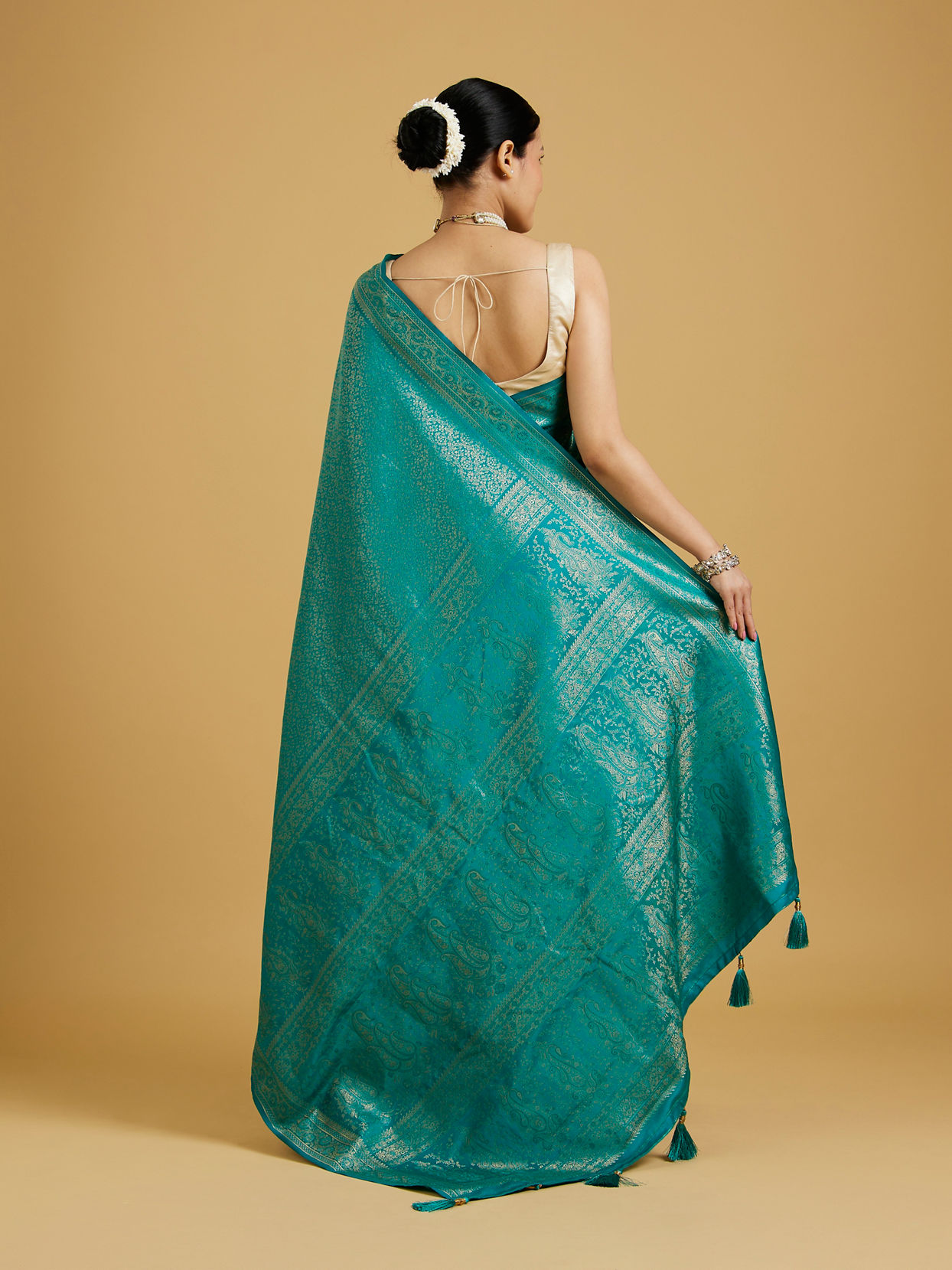 Mohey Women Majestic Rama Green Elegance Saree