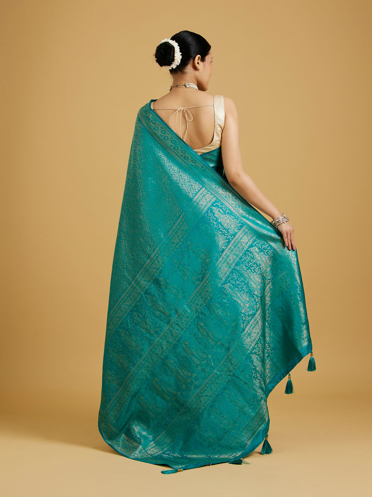 Mohey Women Majestic Rama Green Elegance Saree image number 4