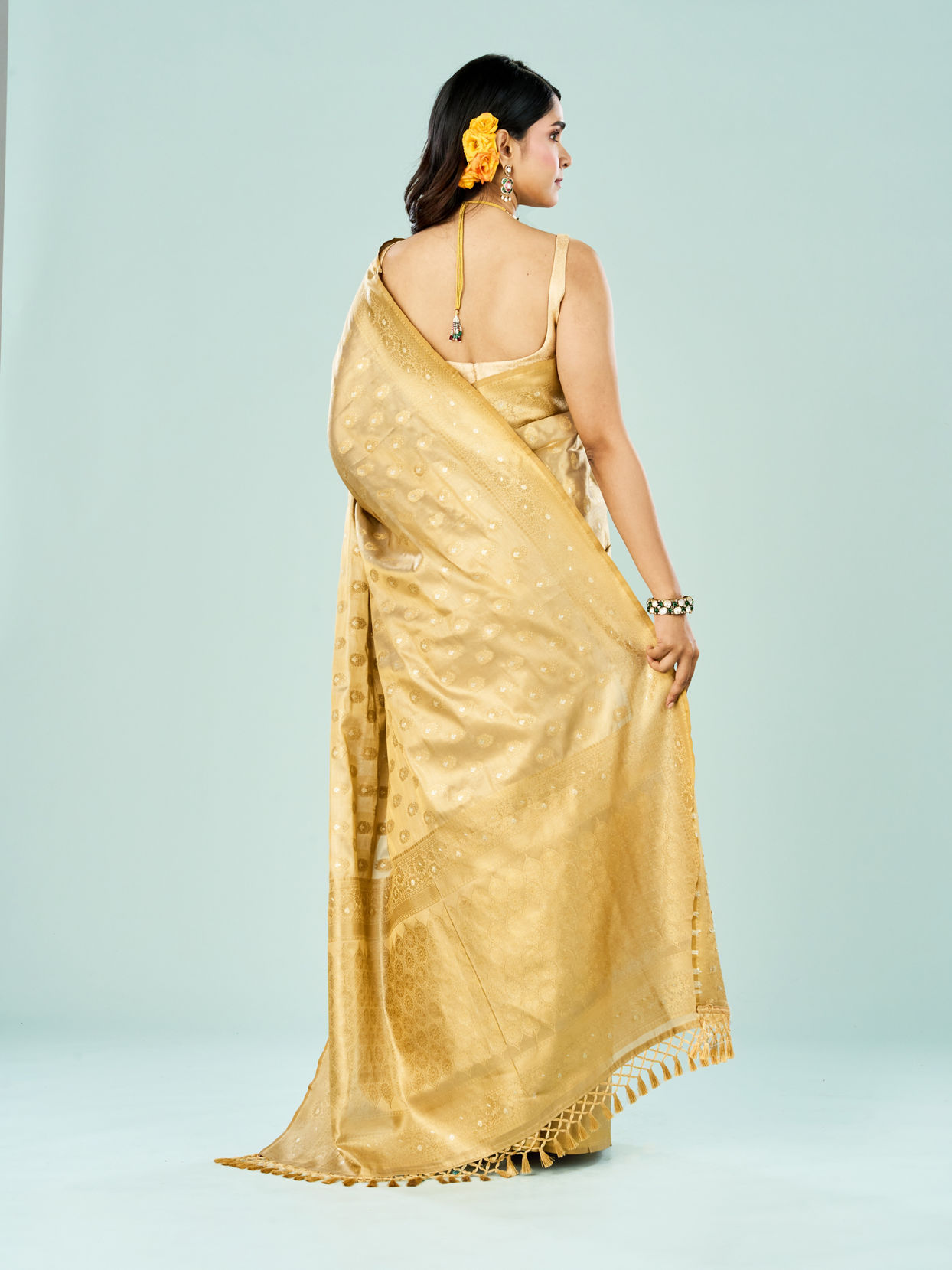 Mohey Women Enchanting Beige Saree