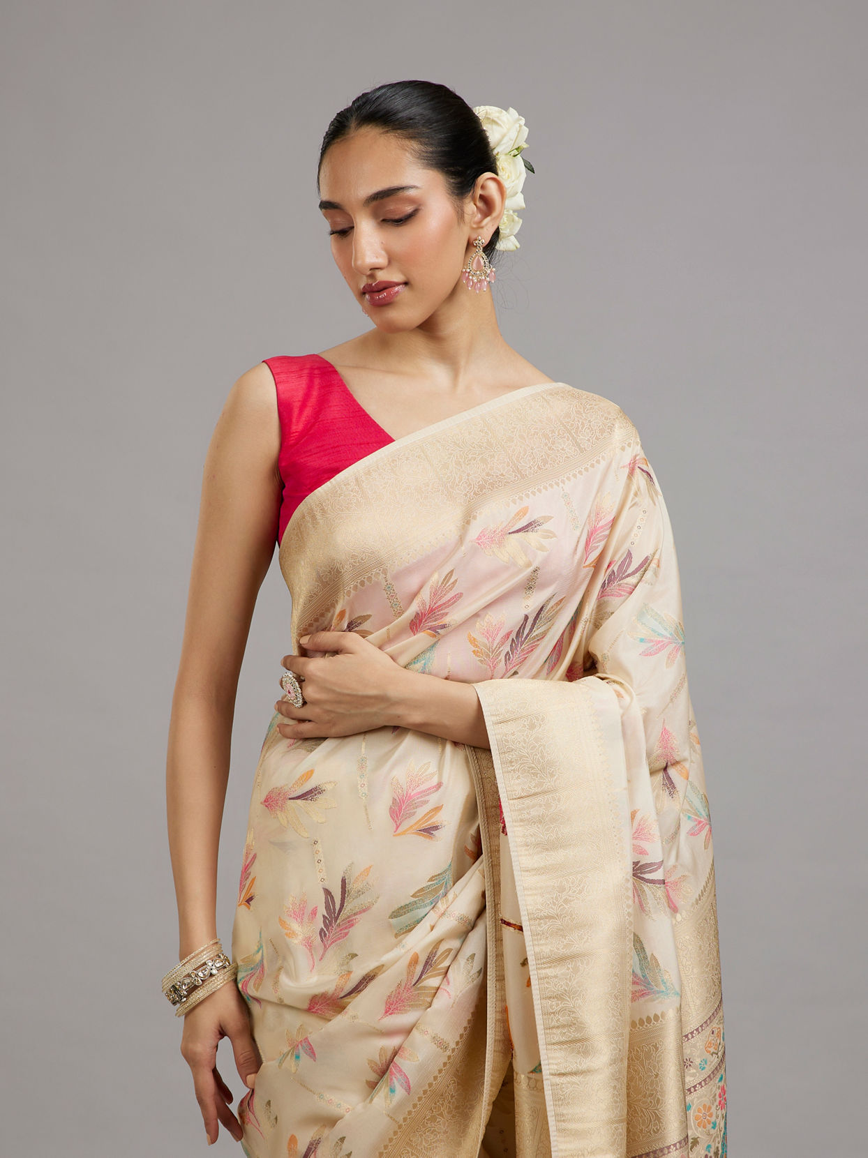 Mohey Women Cream Elegance Saree