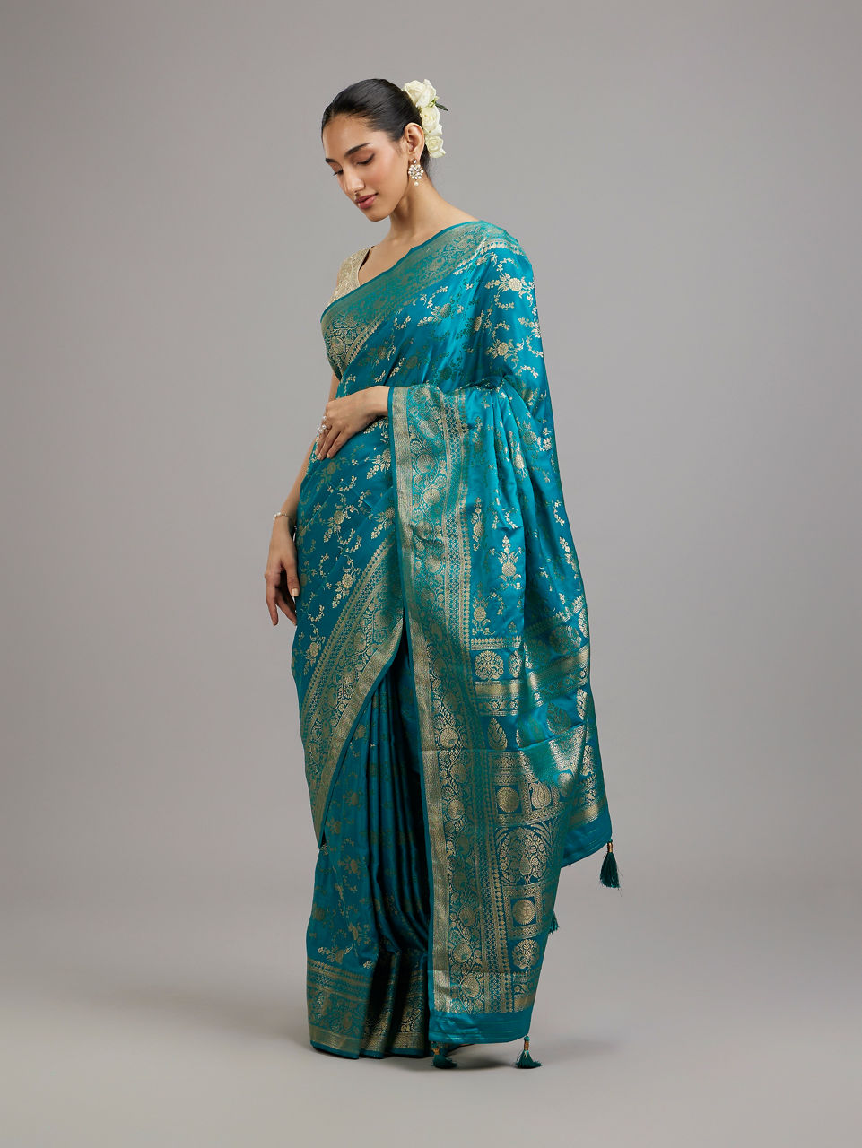 Mohey Women Glamorous Rama Green Saree