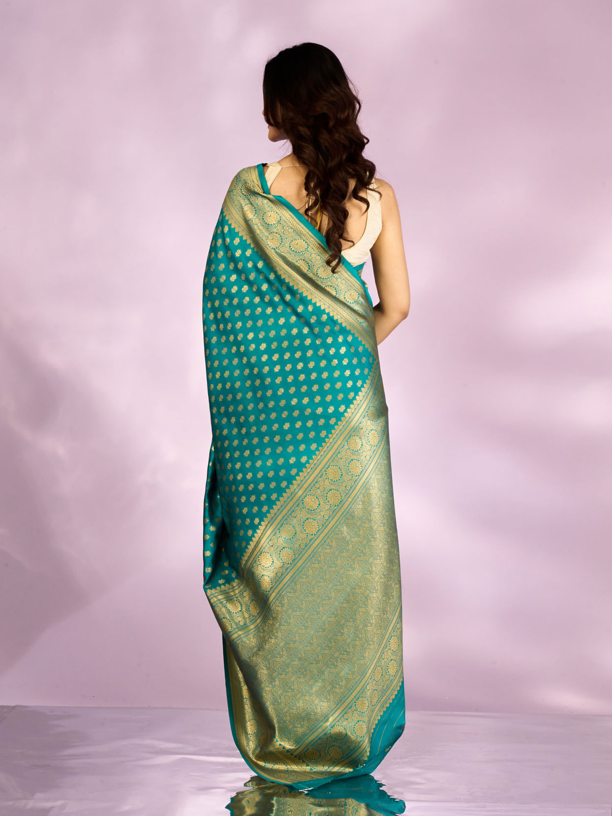 Mohey Women Resplendent Rama Green Saree