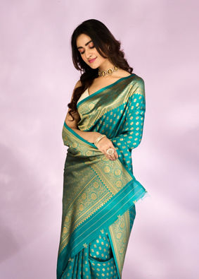Mohey Women Resplendent Rama Green Saree
