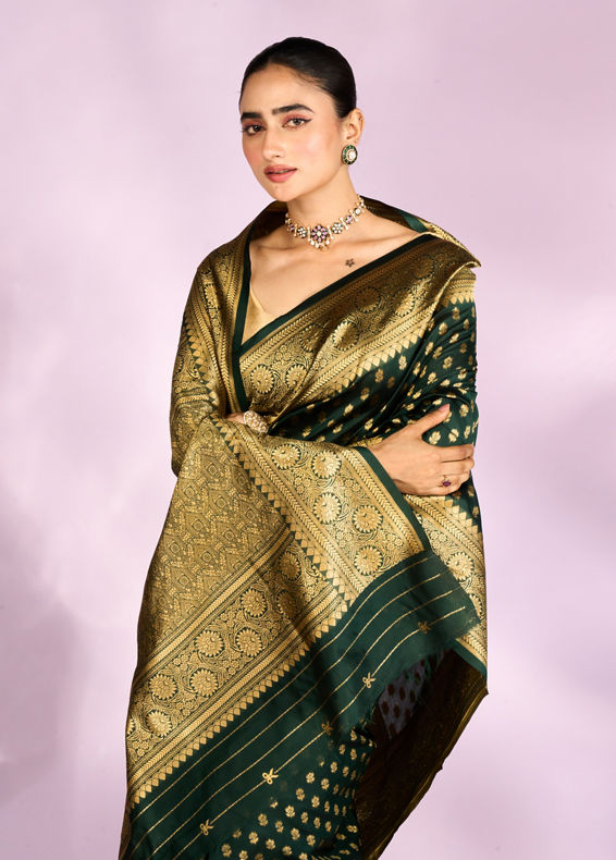 Mohey Women Enthralling Emerald Elegance Saree
