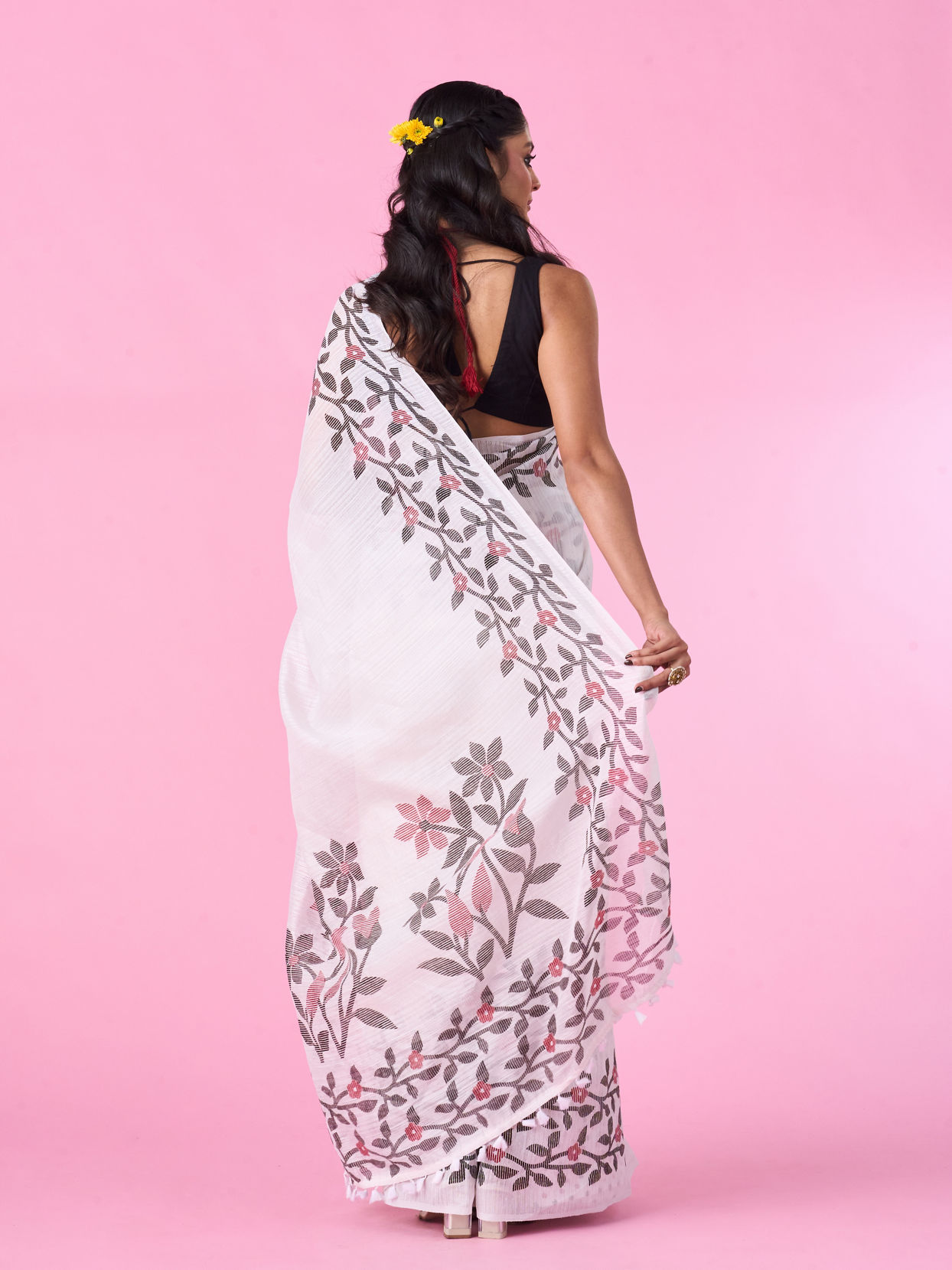 Mohey Women White Elegance Saree