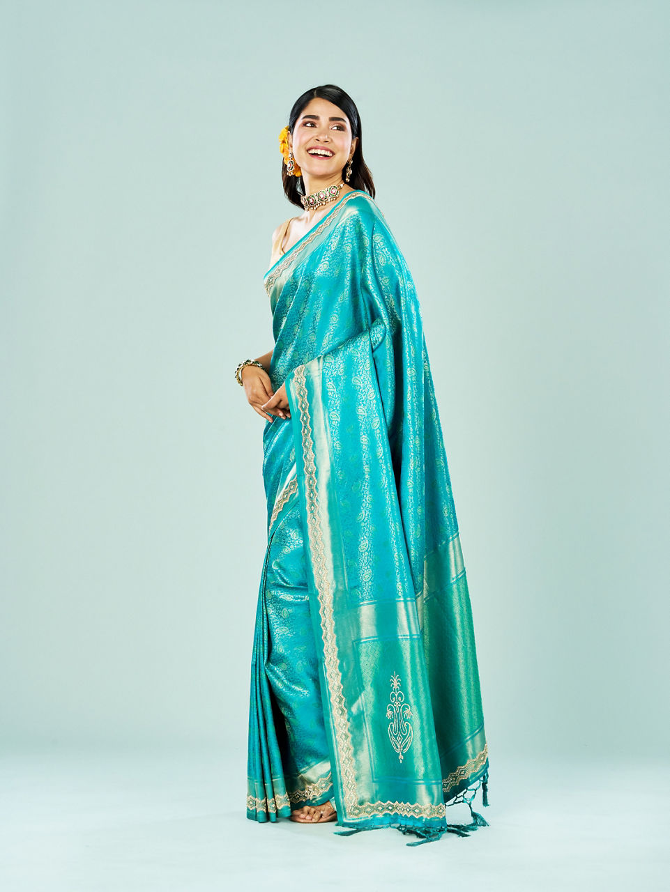 Mohey Women Ravishing Rama Green Saree