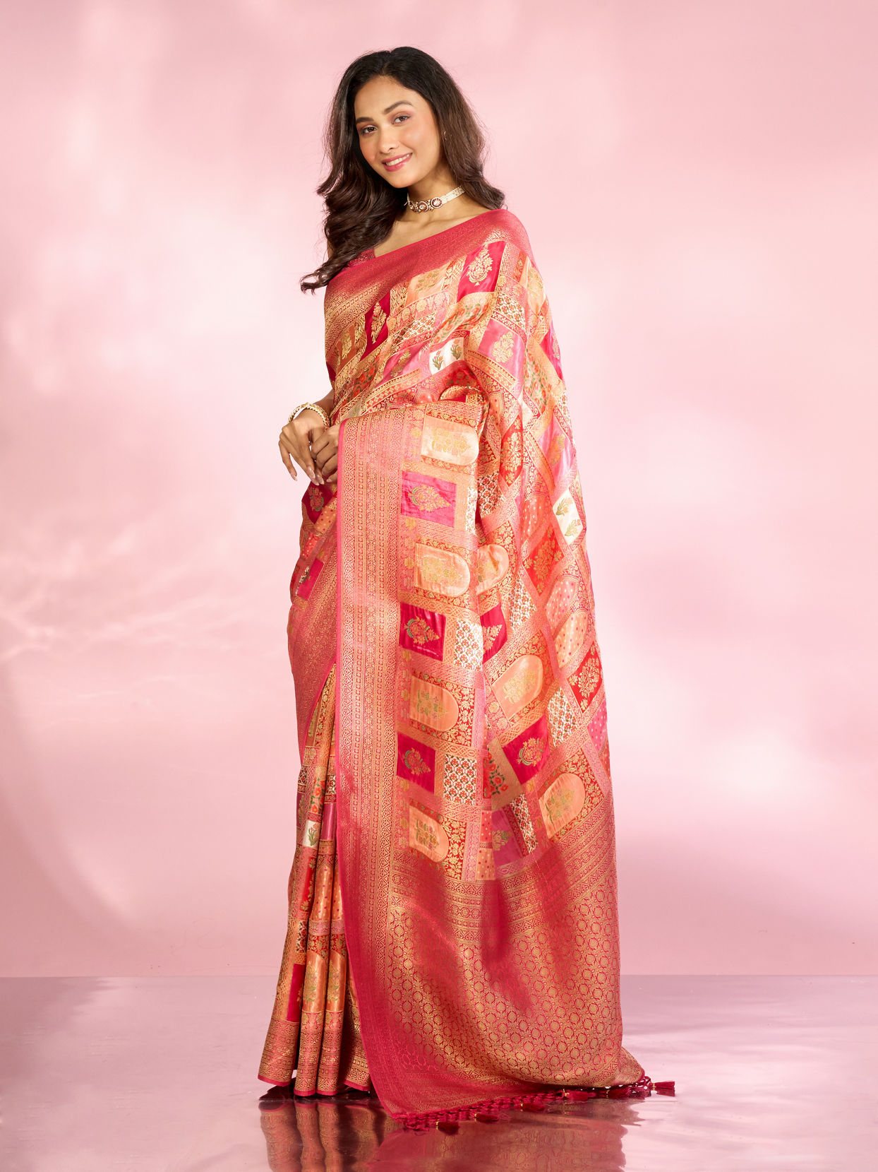 Mohey Women Ethereal Coral Charm Saree