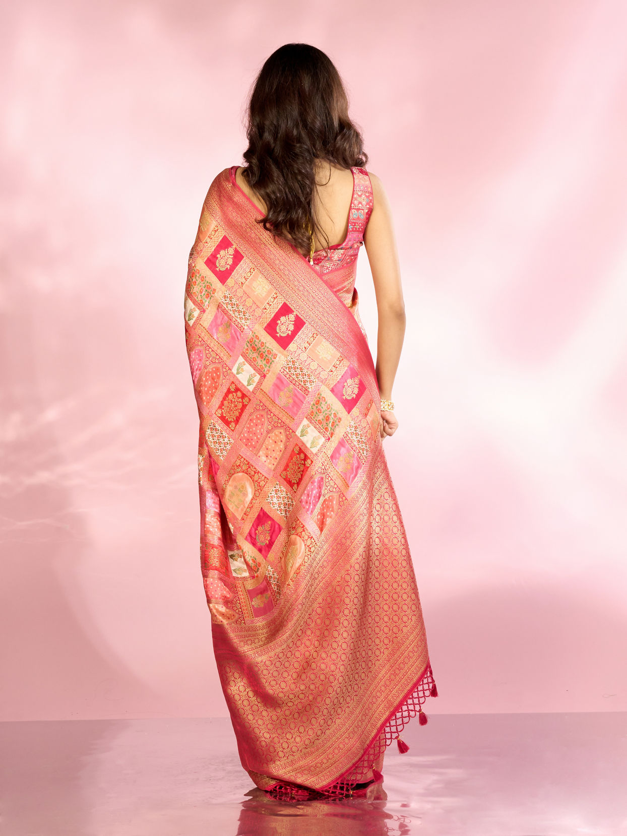 Mohey Women Ethereal Coral Charm Saree