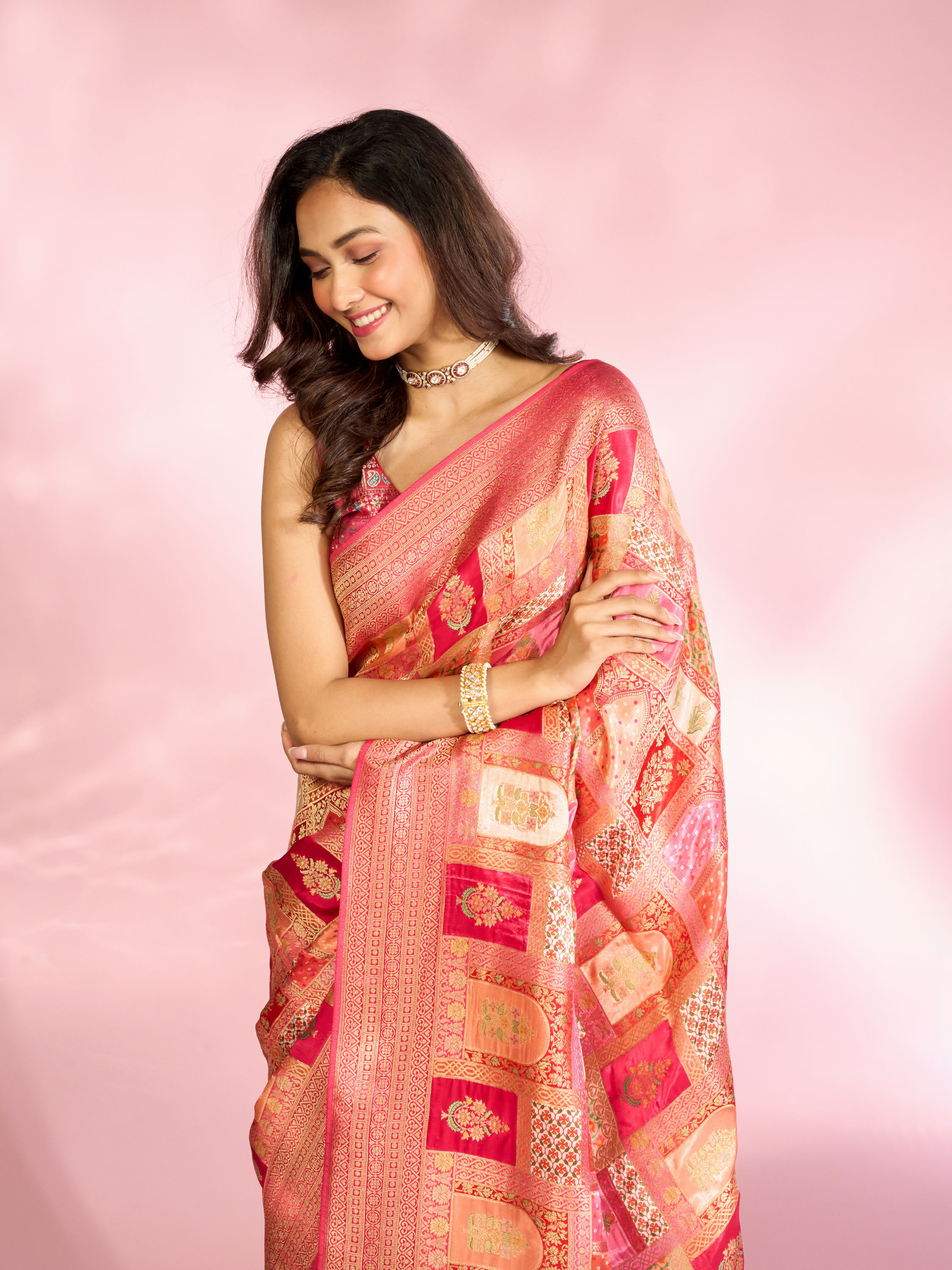 Mohey Women Ethereal Coral Charm Saree