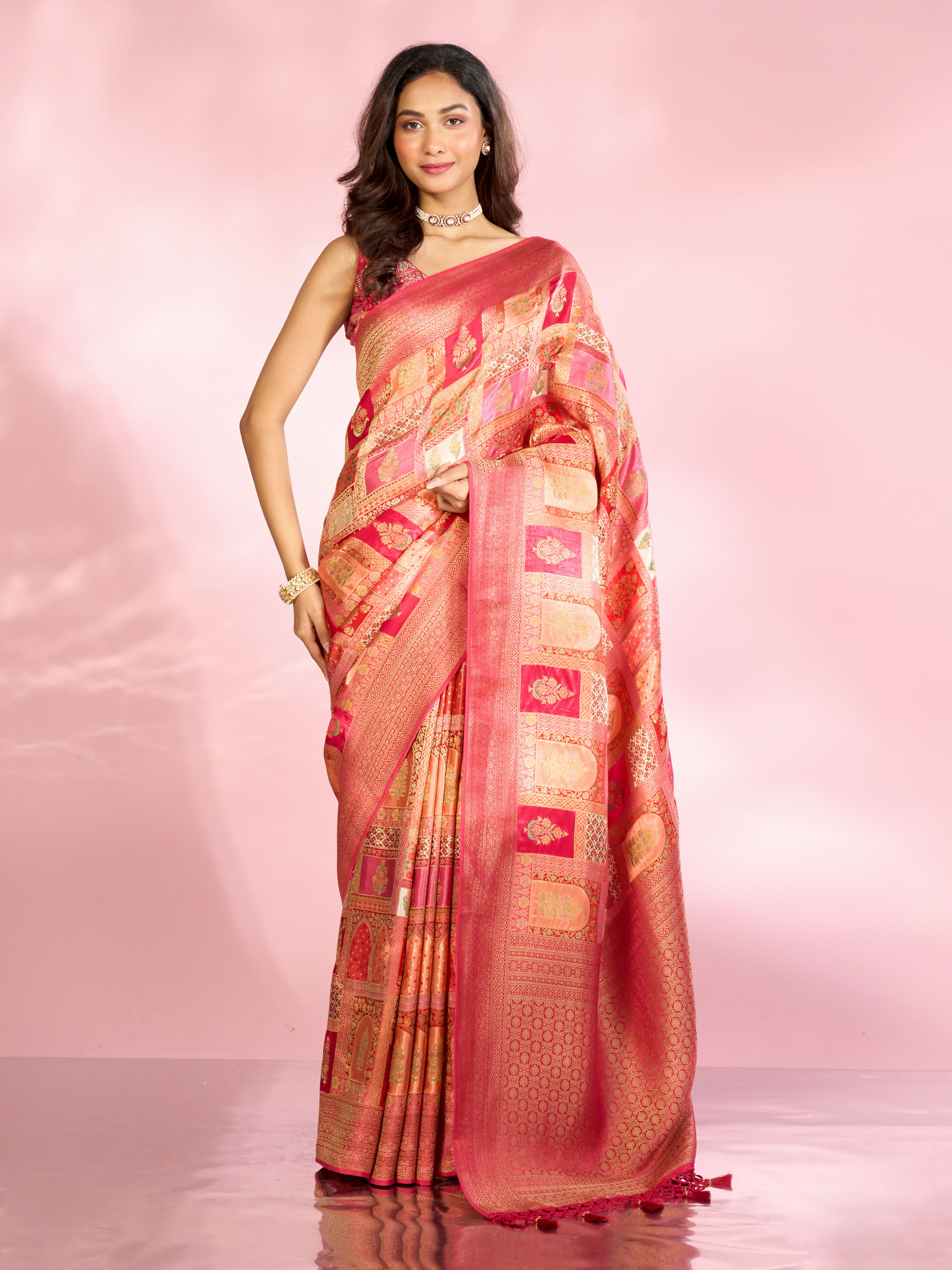 Mohey Women Ethereal Coral Charm Saree