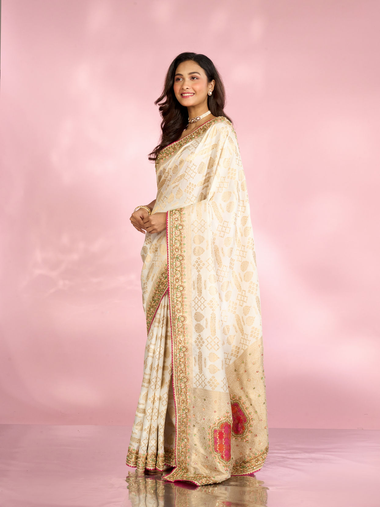 Mohey Women Elegant Cream Radiance Saree
