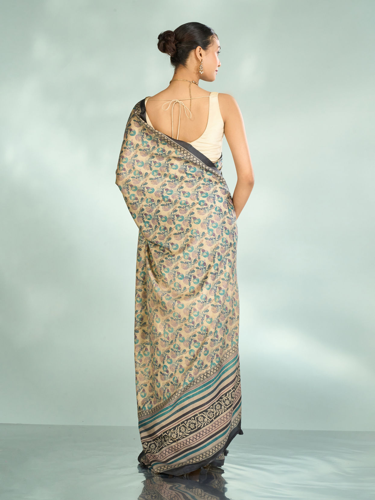 Mohey Women Glowing Fawn Elegance Saree