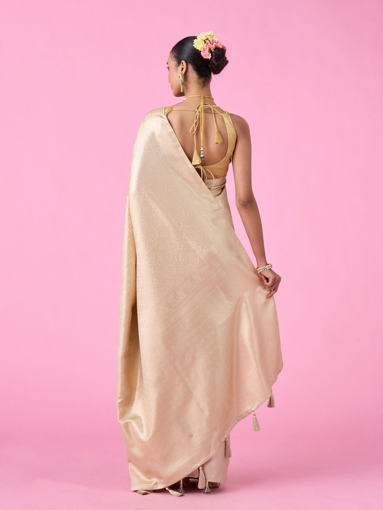 Mohey Women Elegant Cream Banarasi Saree Artistry