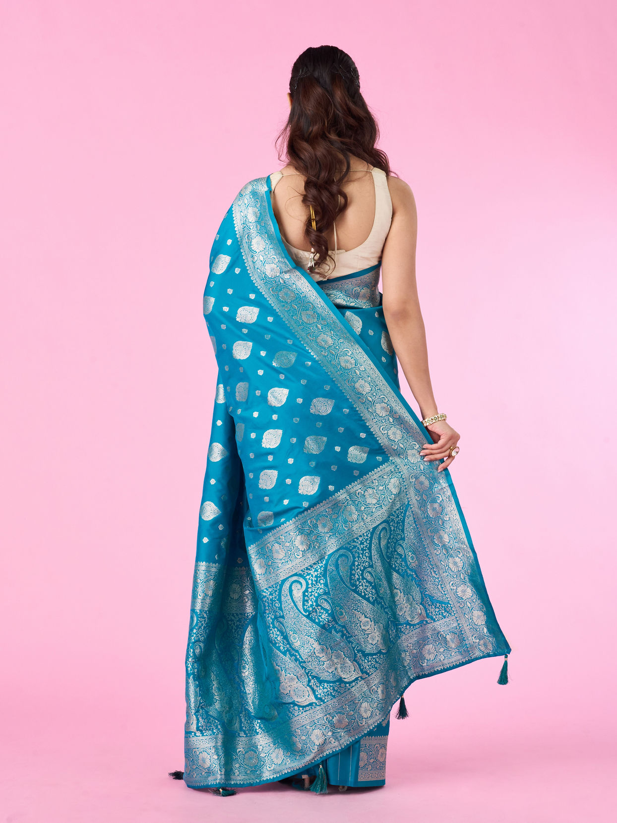 Mohey Women Radiant Blue Silk Saree