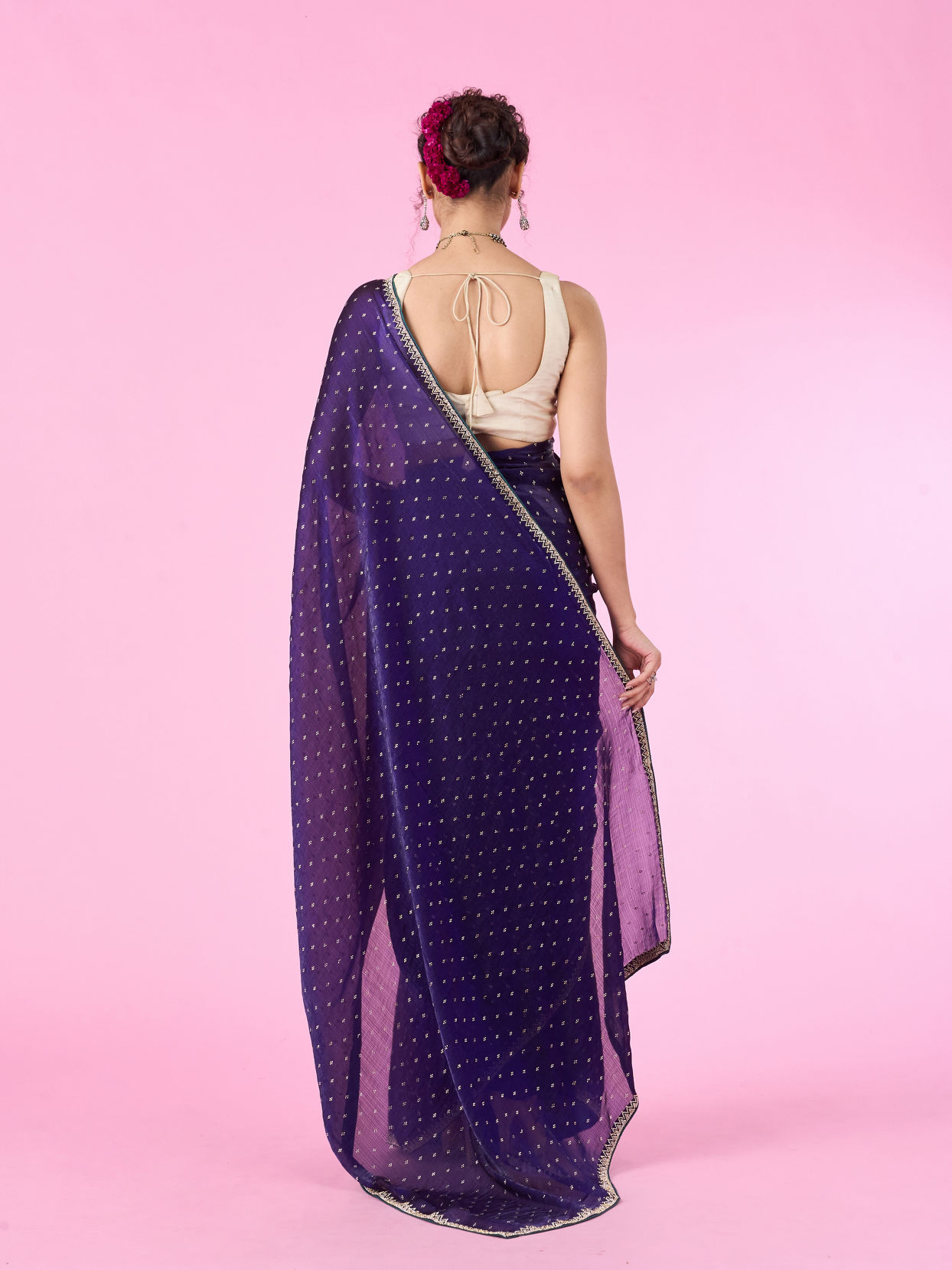 Mohey Women Dazzling Purple Organza Saree