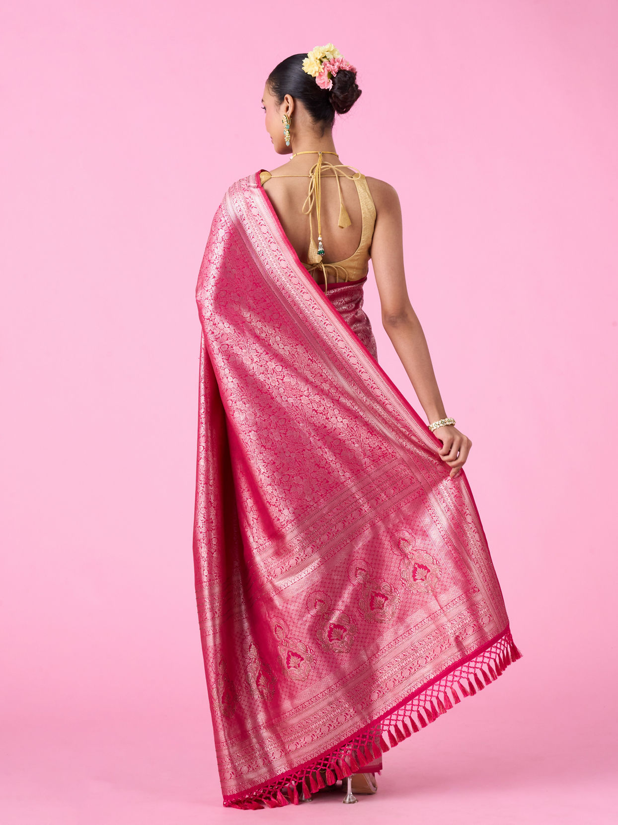 Mohey Women Dazzling Festive Pink Banarasi Saree