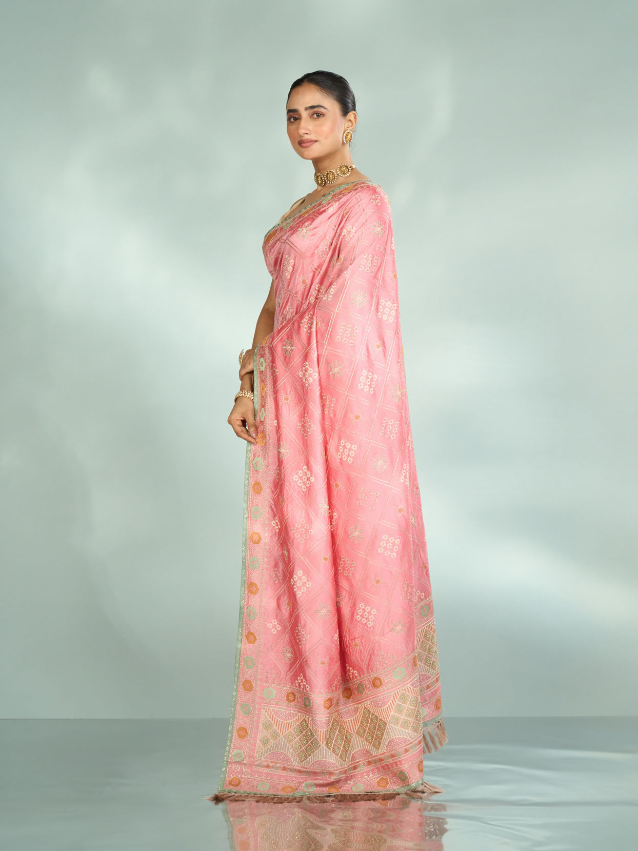 Mohey Women Beguiling Pink Elegance Saree
