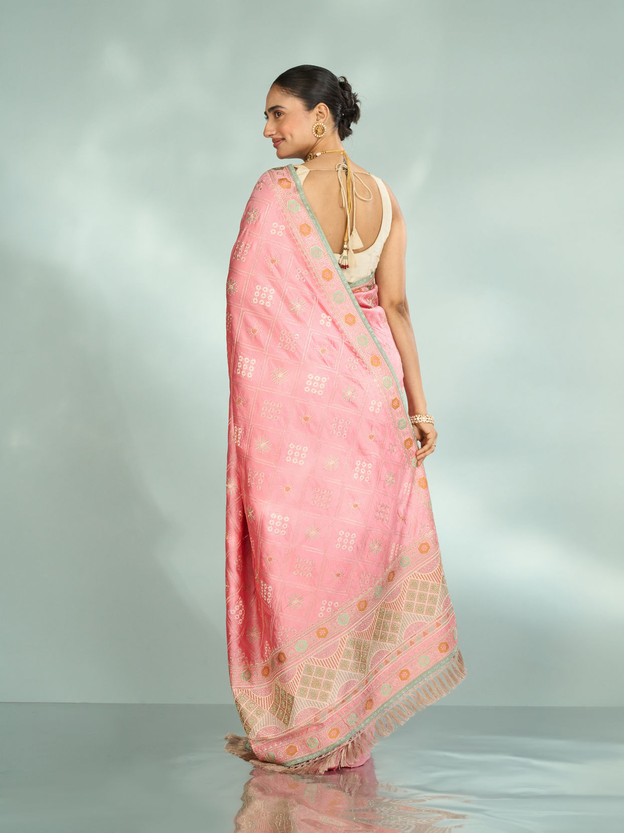 Mohey Women Beguiling Pink Elegance Saree
