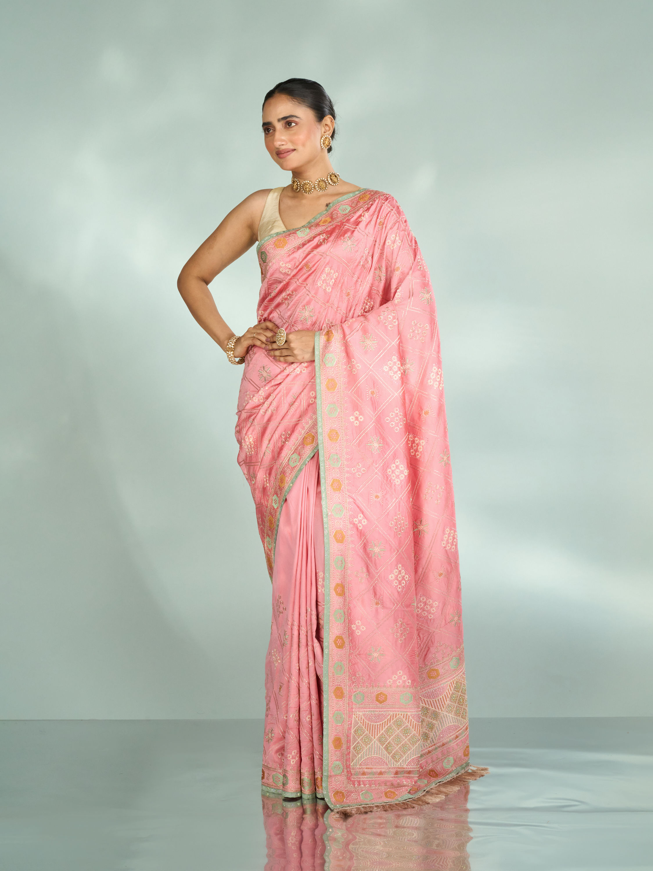 Mohey Women Beguiling Pink Elegance Saree