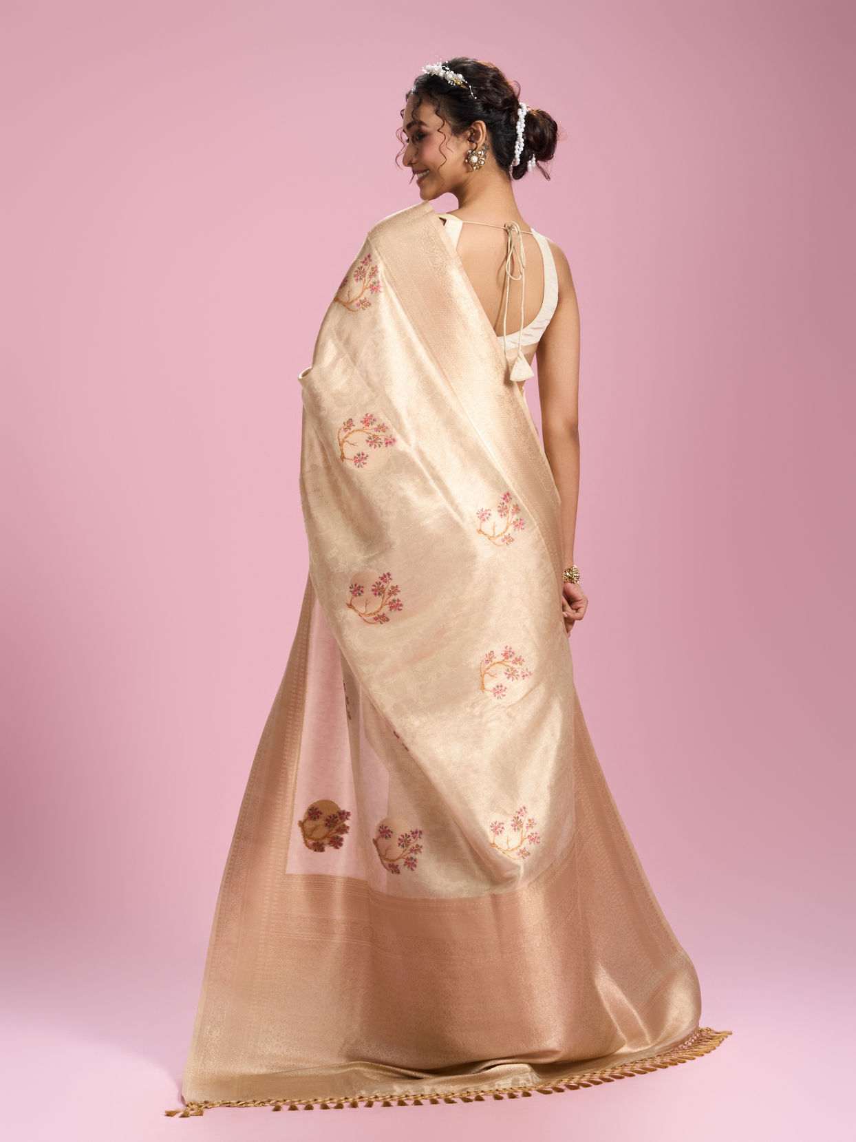 Mohey Women Cream Elegance Saree