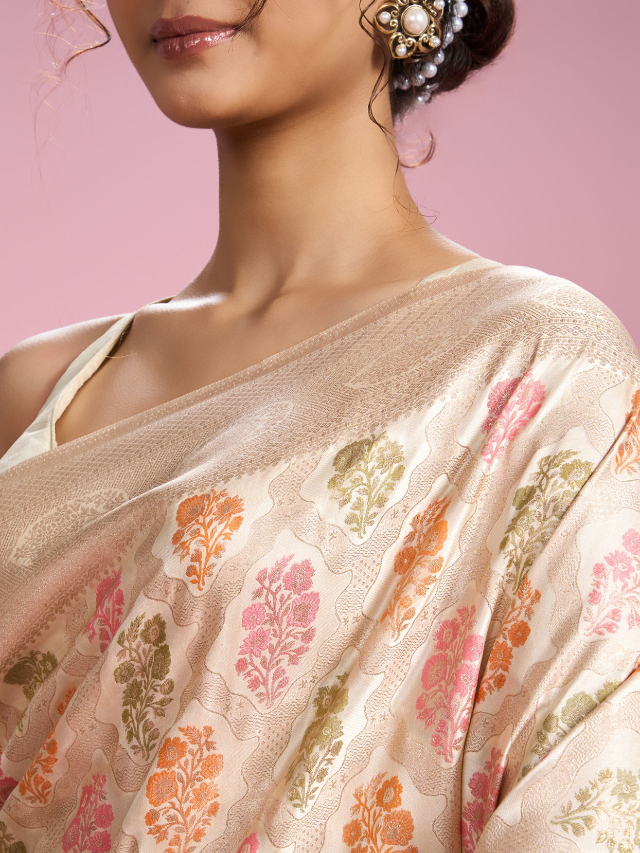 Mohey Women Elegant Cream Saree