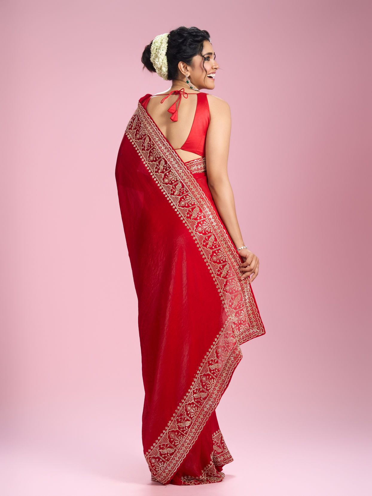 Mohey Women Enchanting Red Organza Saree