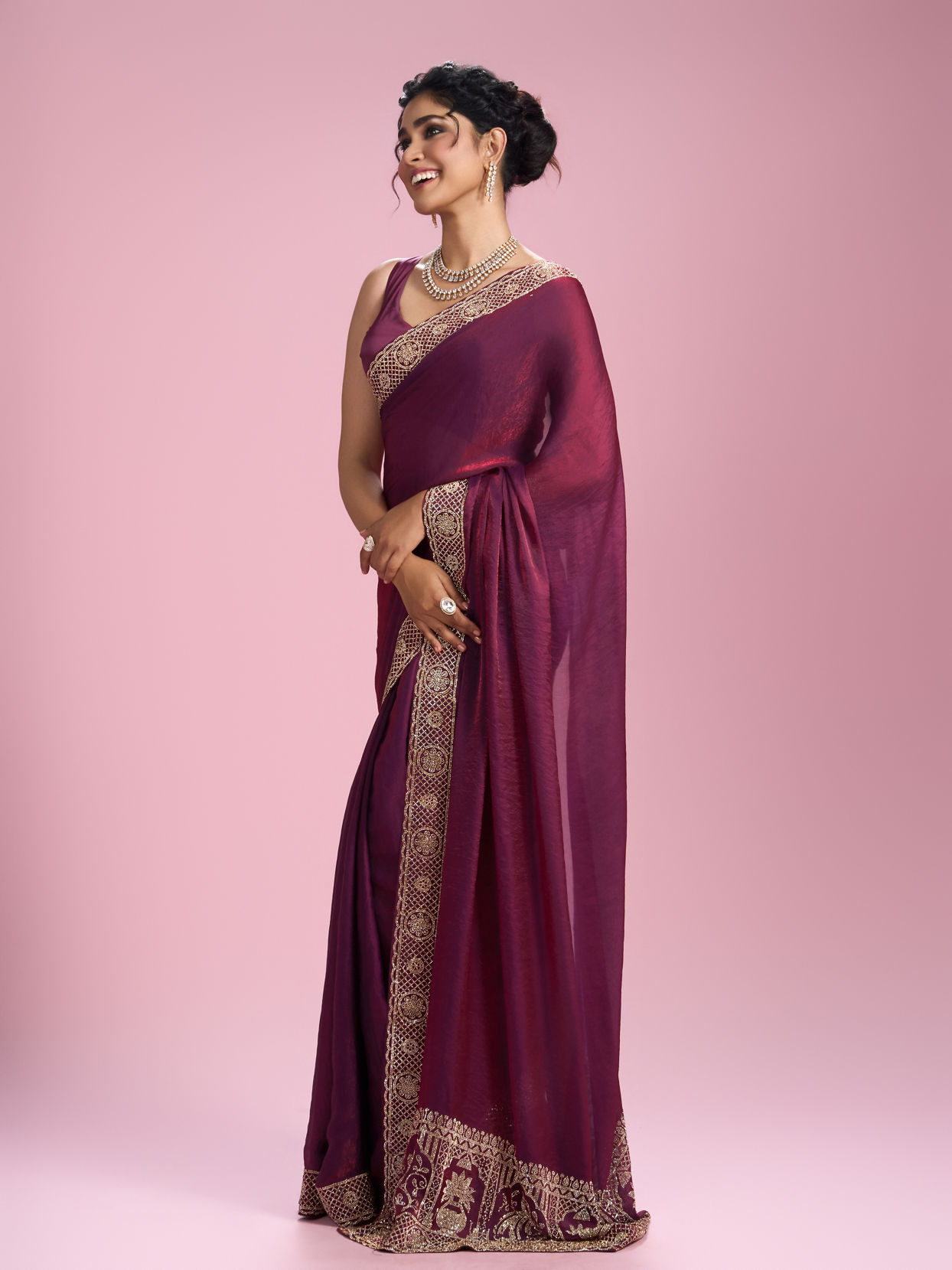 Mohey Women Elegantly Detailed Wine Saree