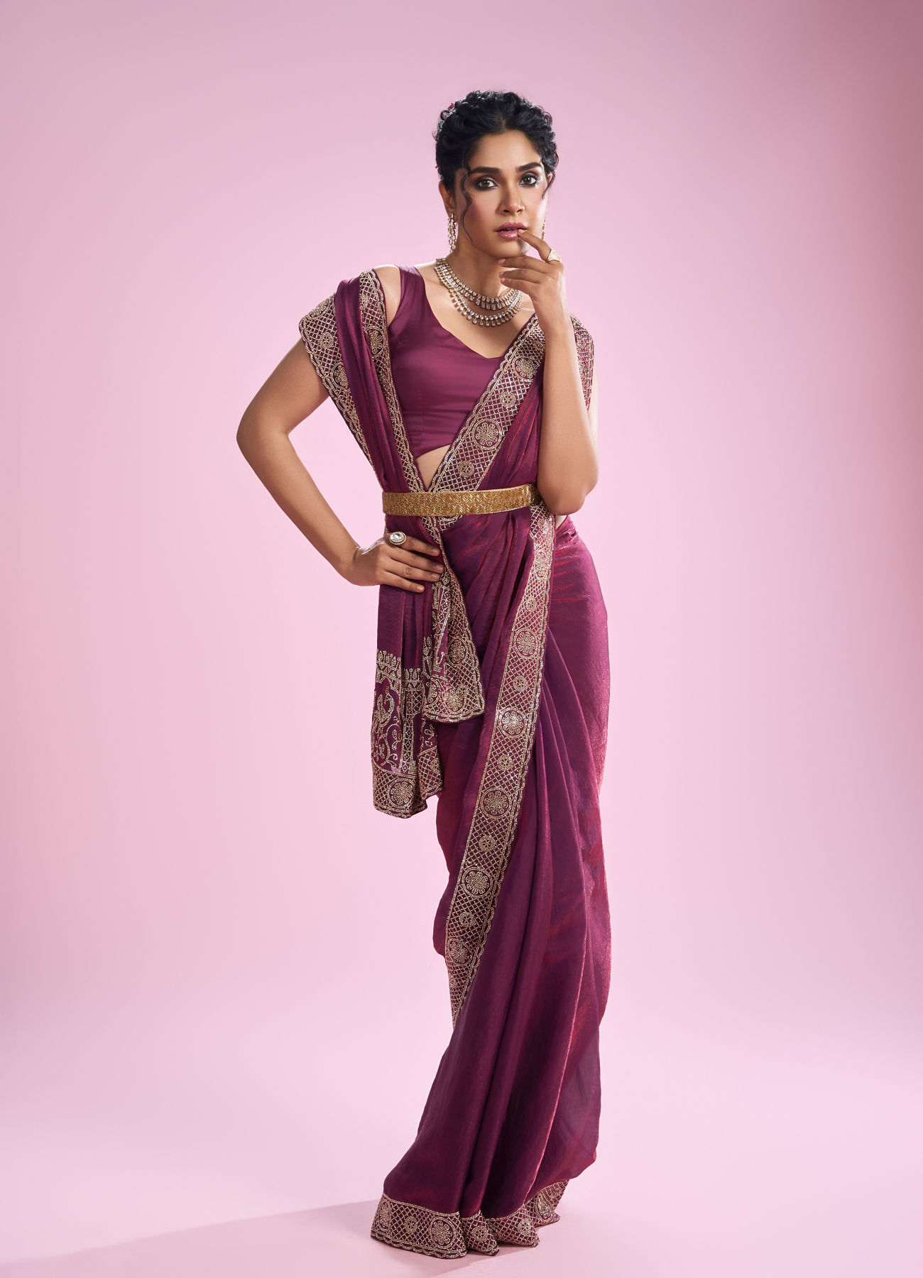 Mohey Women Elegantly Detailed Wine Saree