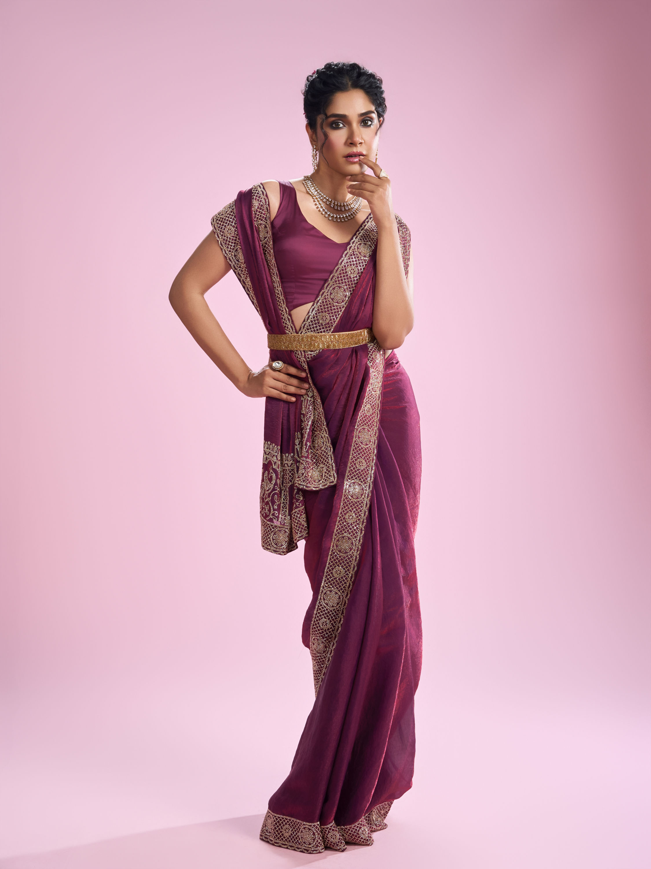 Mohey Women Elegantly Detailed Wine Saree
