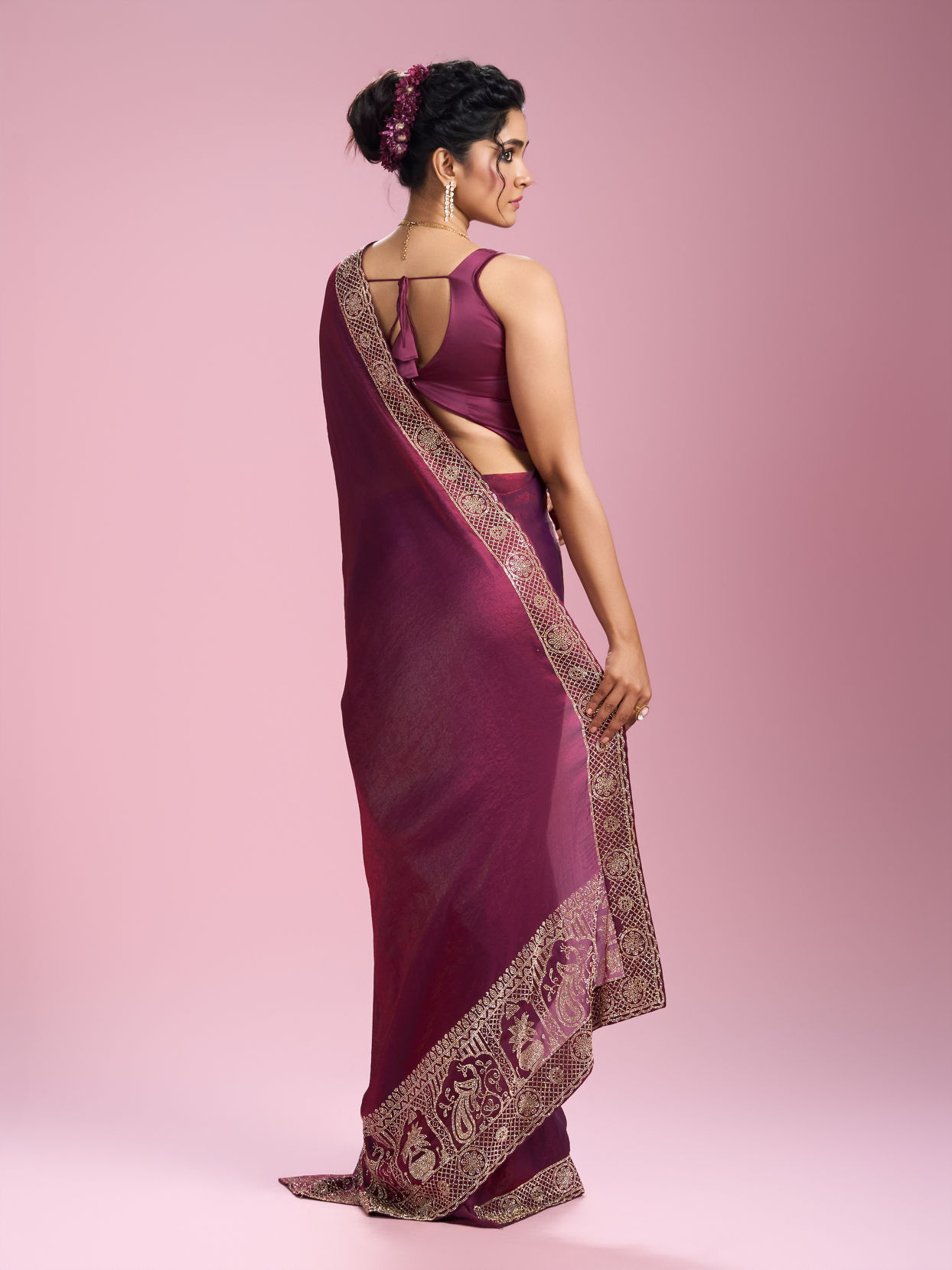 Mohey Women Elegantly Detailed Wine Saree