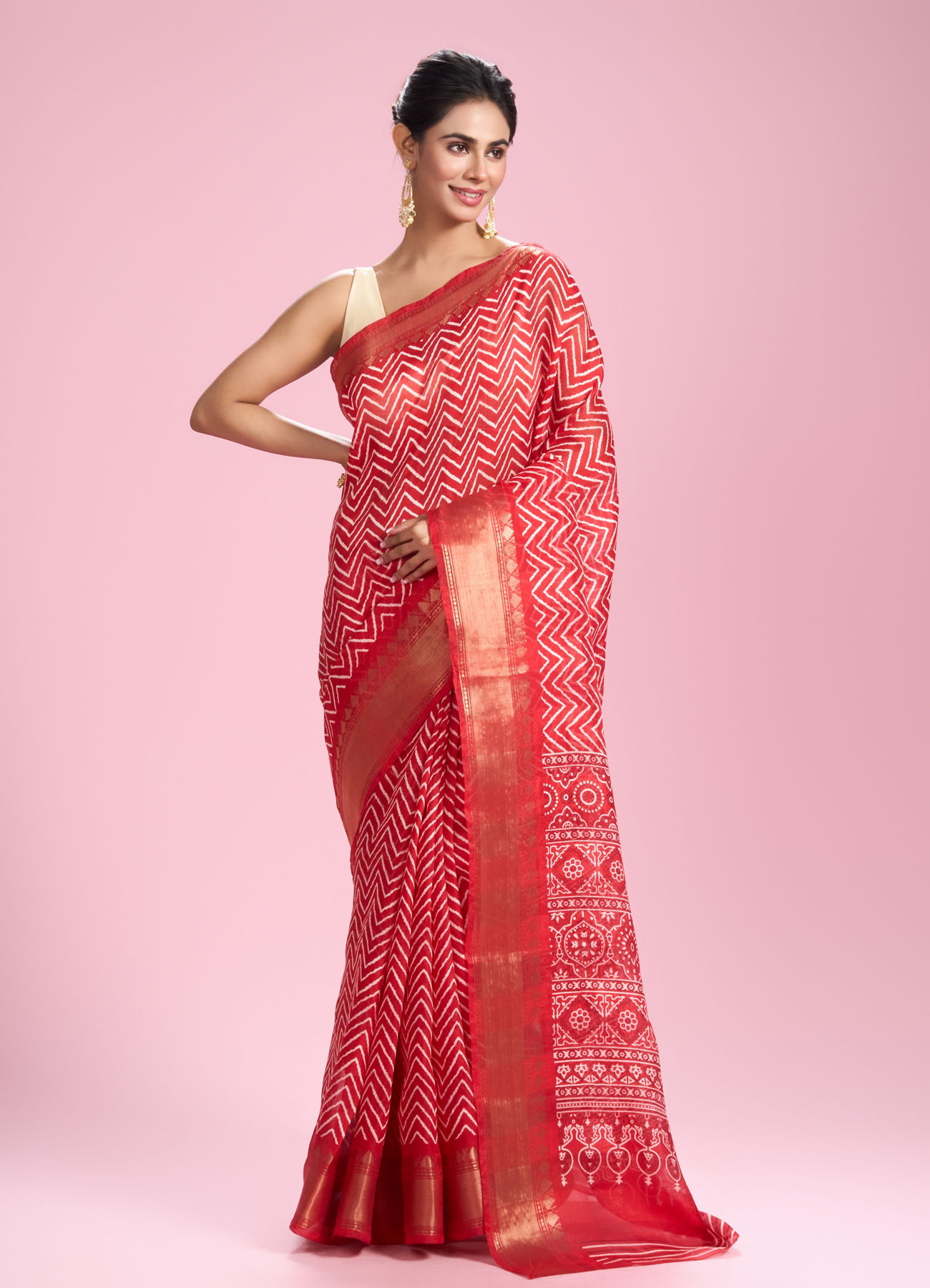 Mohey Women Radiant Red Elegance Saree
