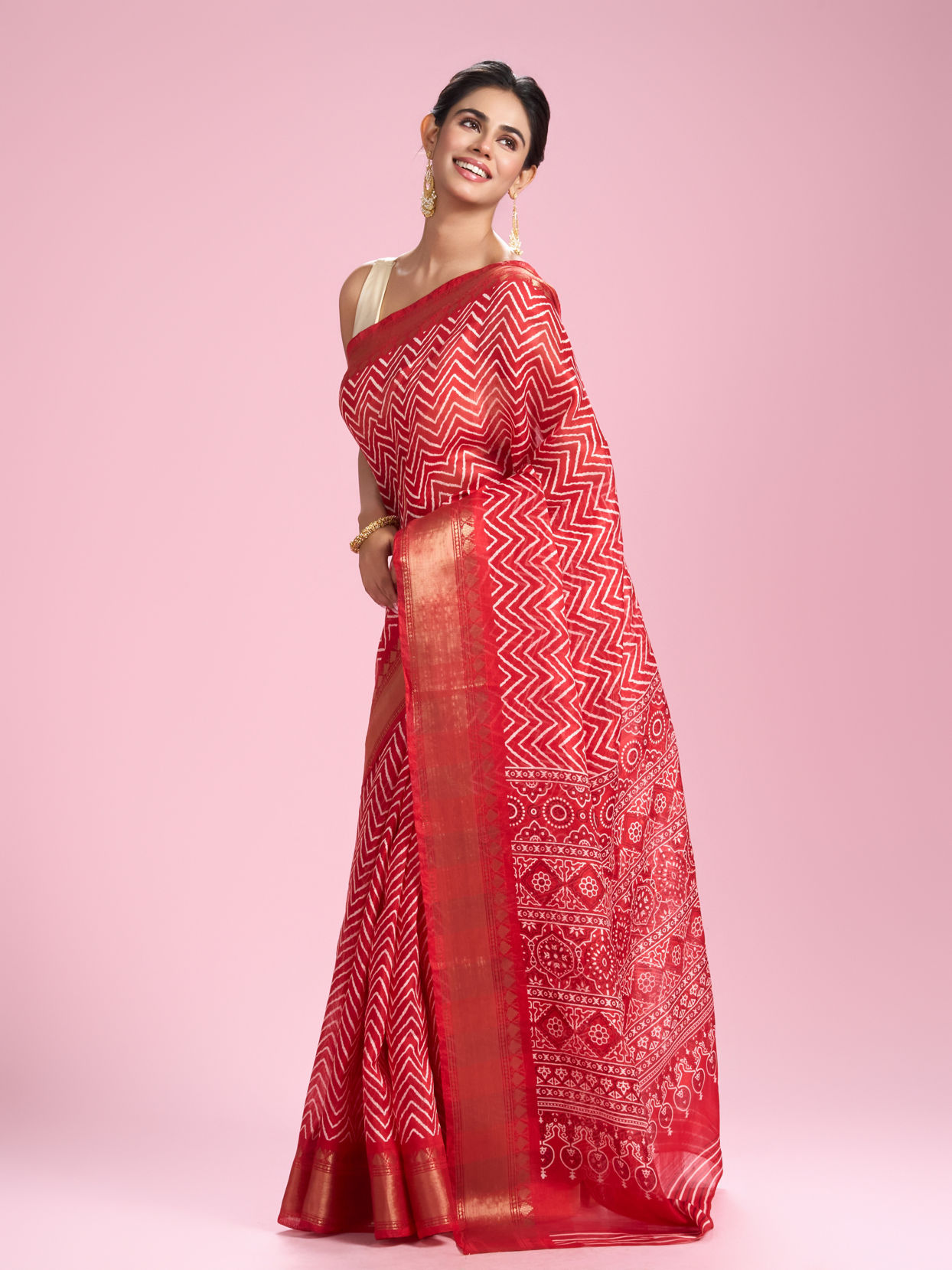 Mohey Women Radiant Red Elegance Saree