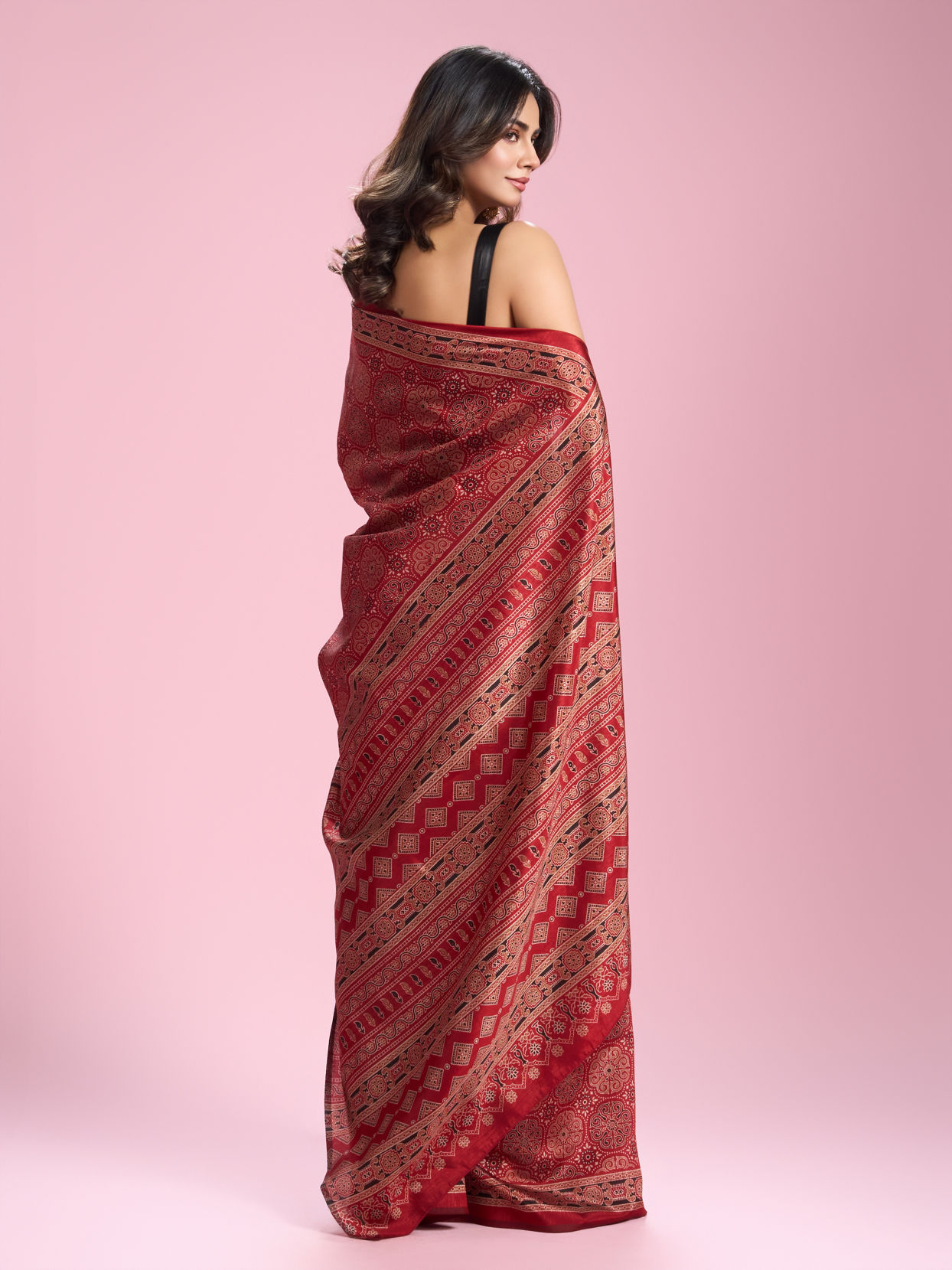 Mohey Women Radiant Red Art Silk Saree