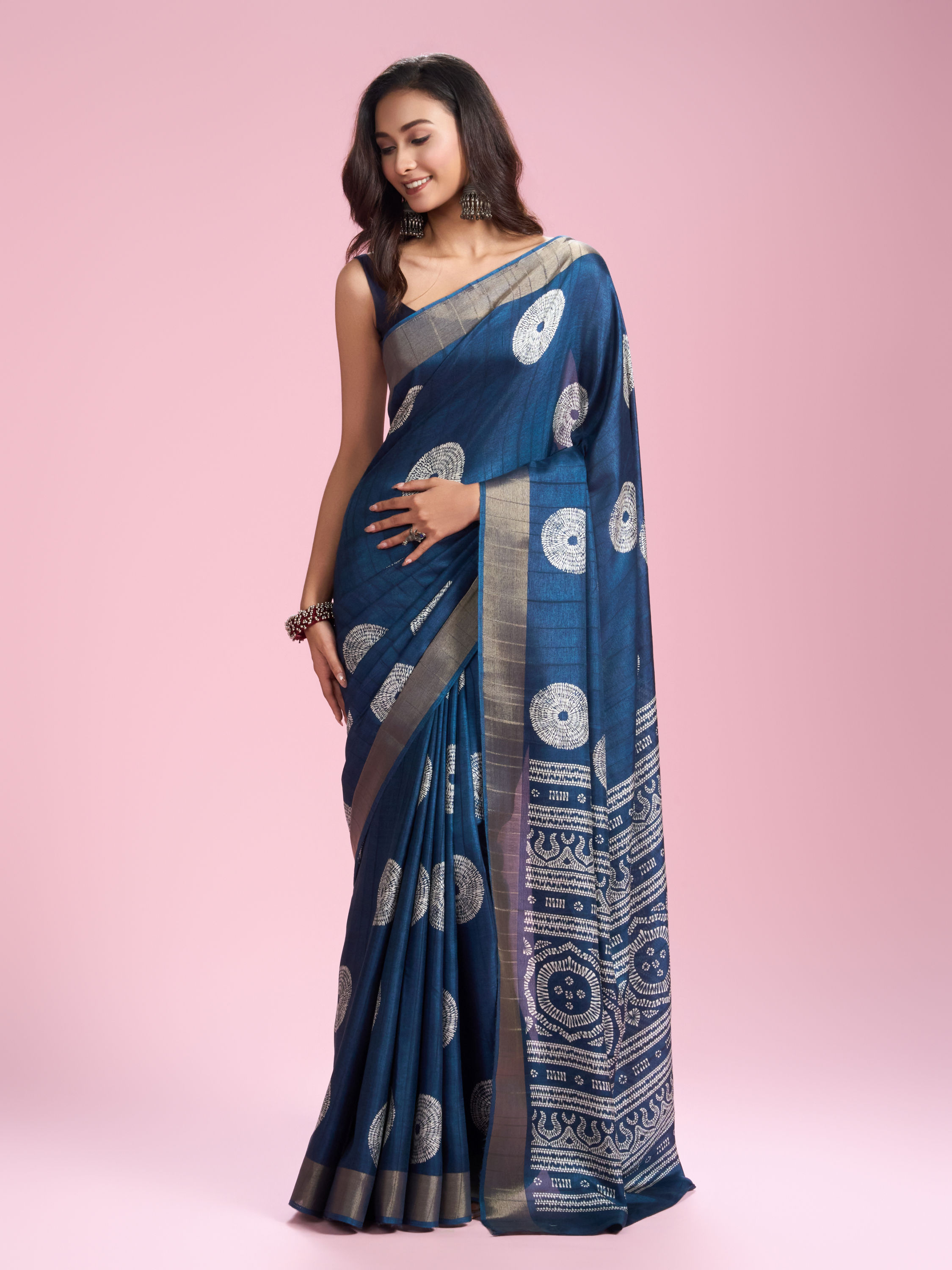 Mohey Women Enthralling Azure Elegance Saree