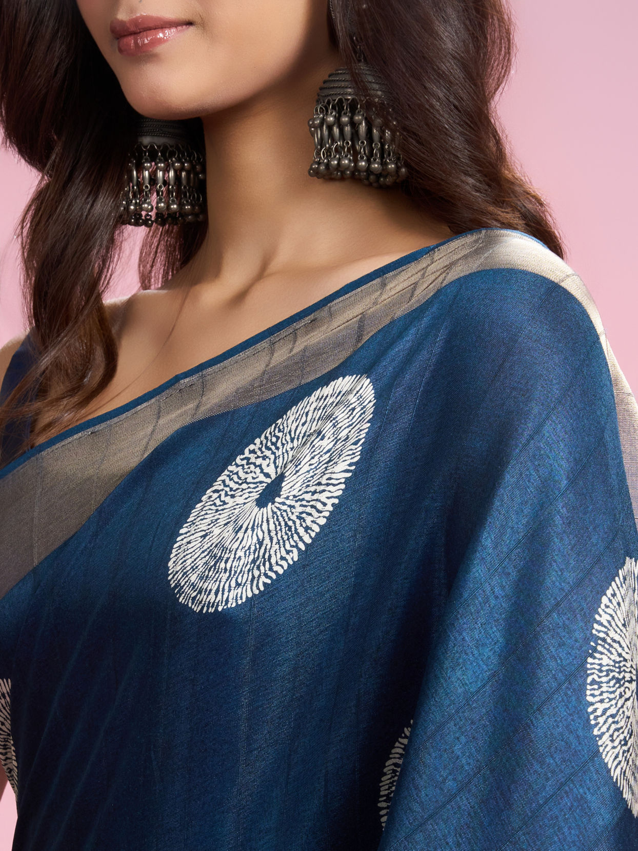 Mohey Women Enthralling Azure Elegance Saree